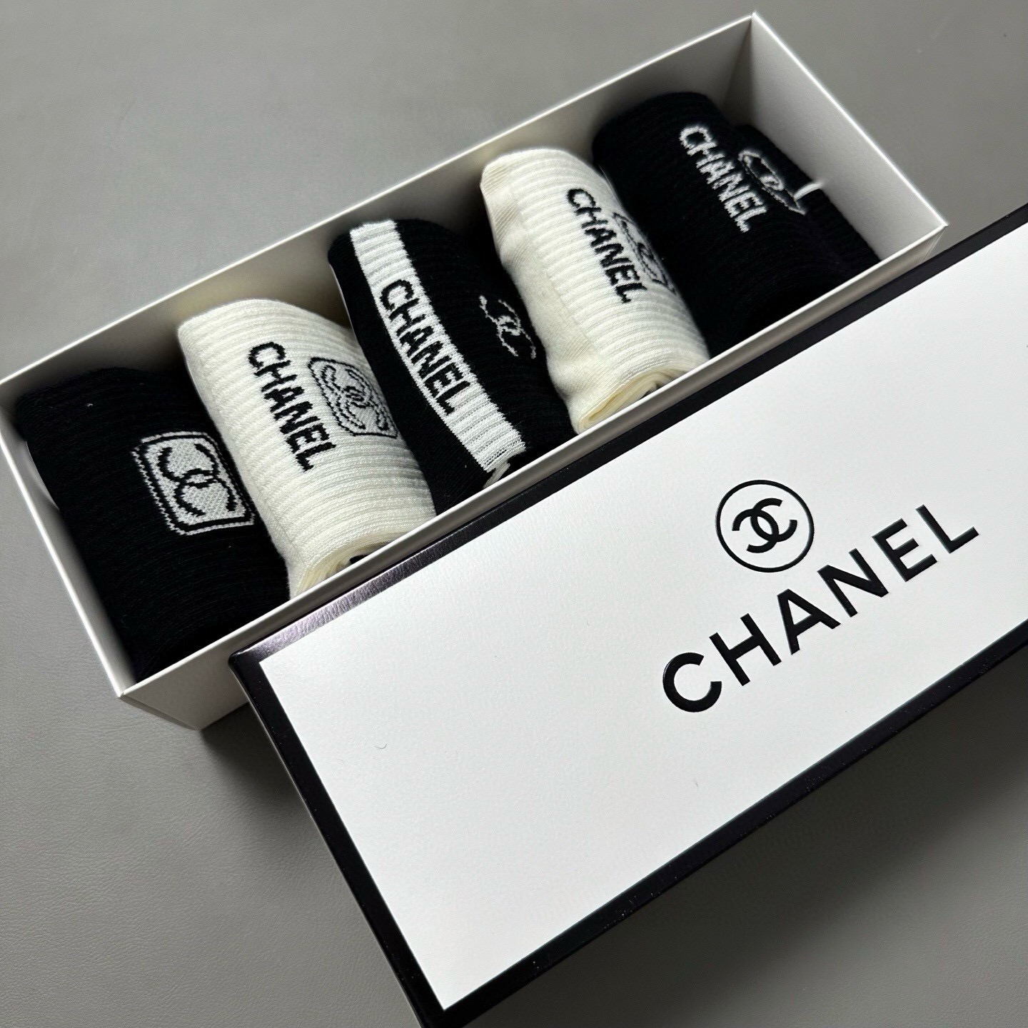 🆕Chanel · 香奈儿❗️香奶奶家新品女款中筒袜子❗️【一盒五双】纯棉材质，柔软舒适透气，提花经典标志，炒鸡nice