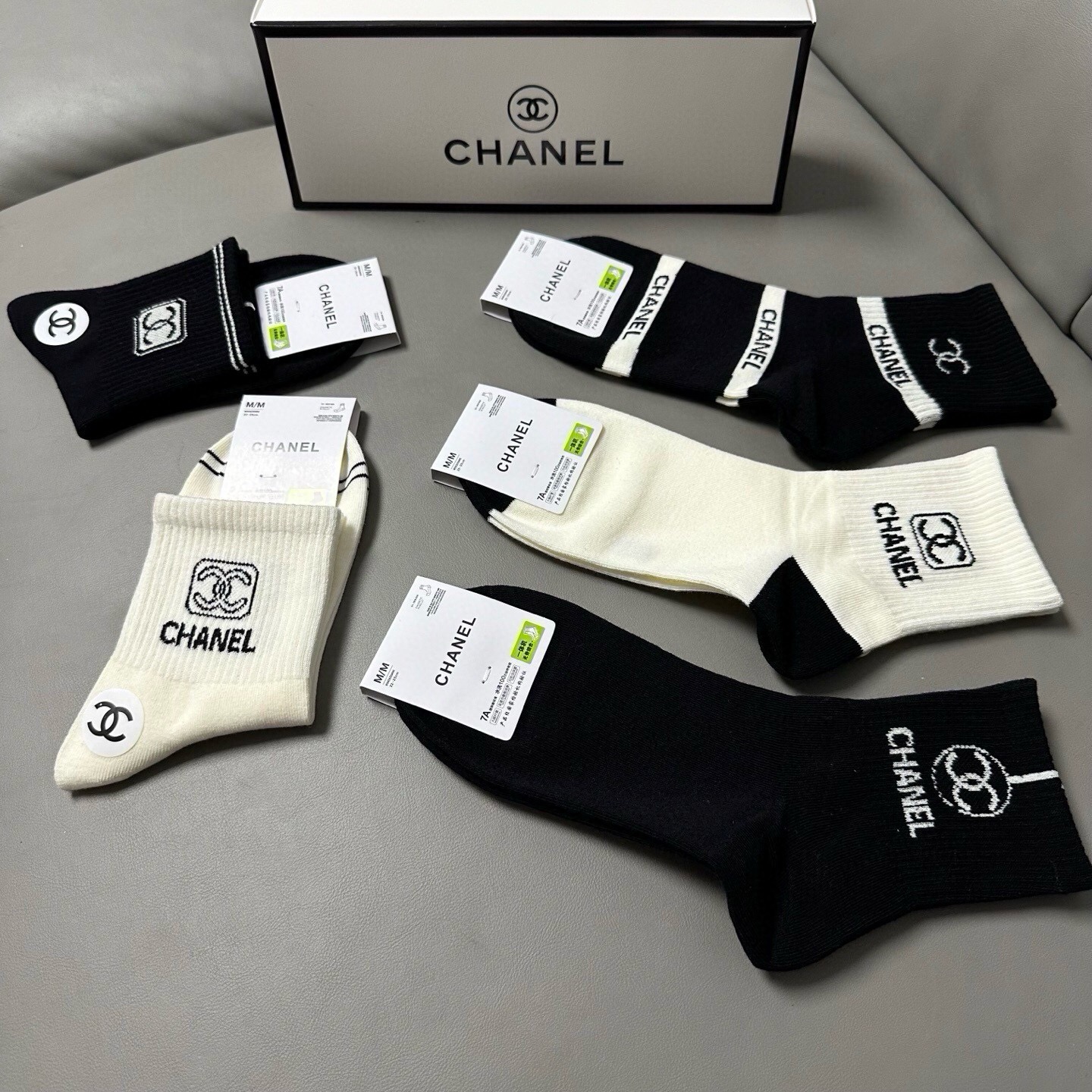 🆕Chanel · 香奈儿❗️香奶奶家新品女款中筒袜子❗️【一盒五双】纯棉材质，柔软舒适透气，提花经典标志，炒鸡nice