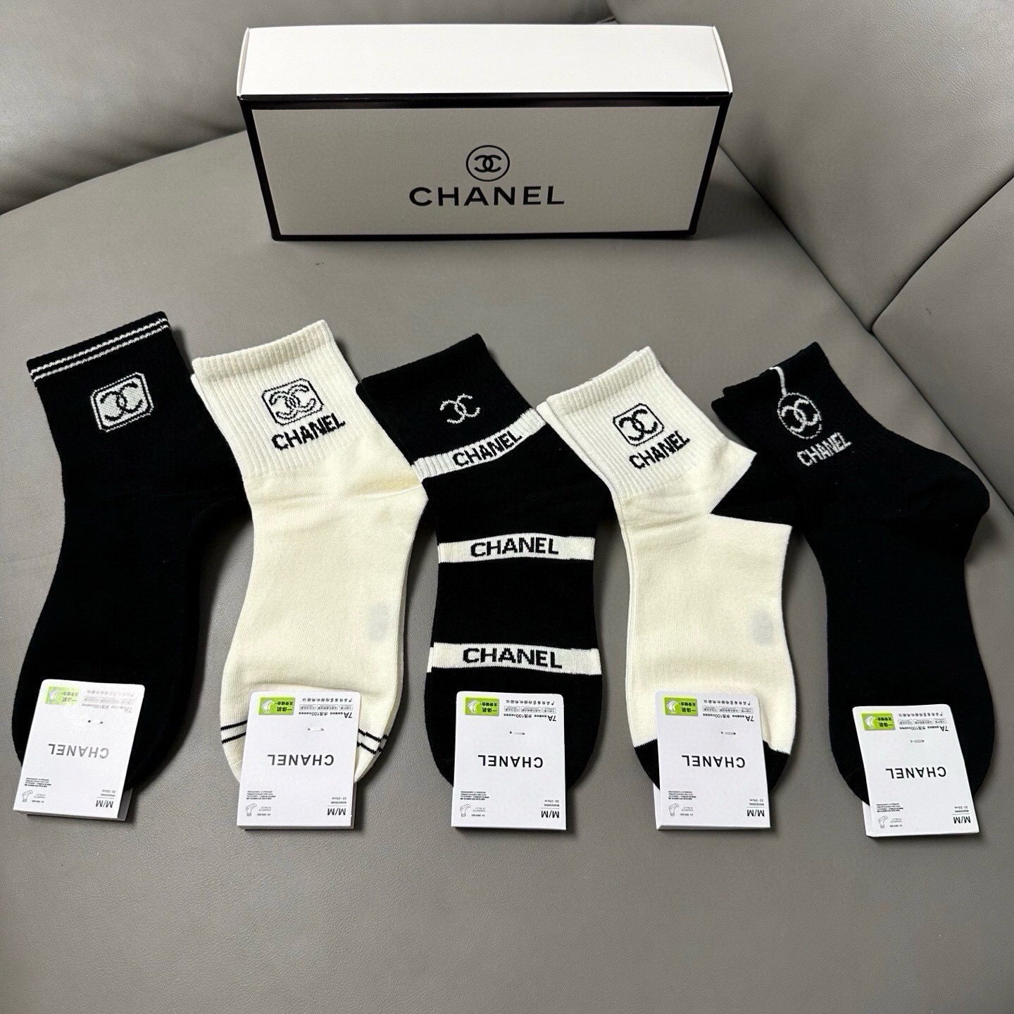 🆕Chanel · 香奈儿❗️香奶奶家新品女款中筒袜子❗️【一盒五双】纯棉材质，柔软舒适透气，提花经典标志，炒鸡nice