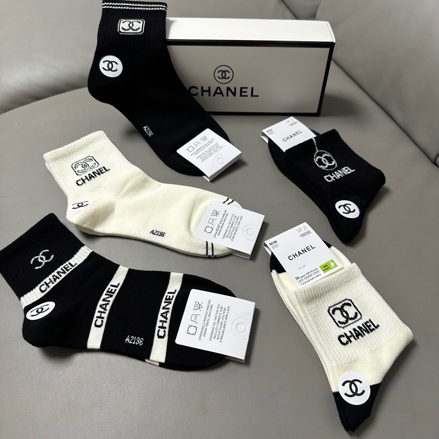 🆕Chanel · 香奈儿❗️香奶奶家新品女款中筒袜子❗️【一盒五双】纯棉材质，柔软舒适透气，提花经典标志，炒鸡nice