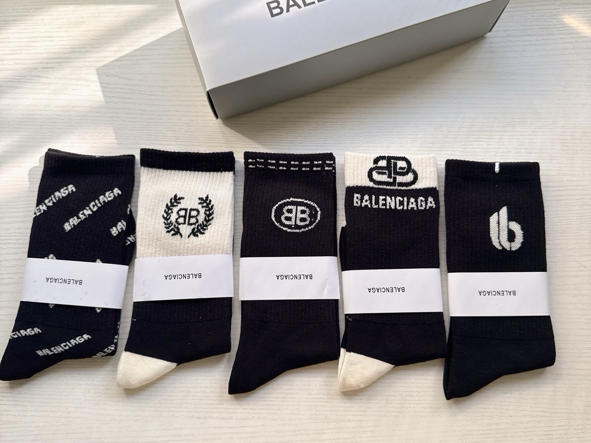 🆕BALENCIAGA · 巴黎世家❗️大巴黎新品女款长筒袜子❗️【一盒五双】纯棉材质织造，上脚柔软舒适，精挑细选的颜色