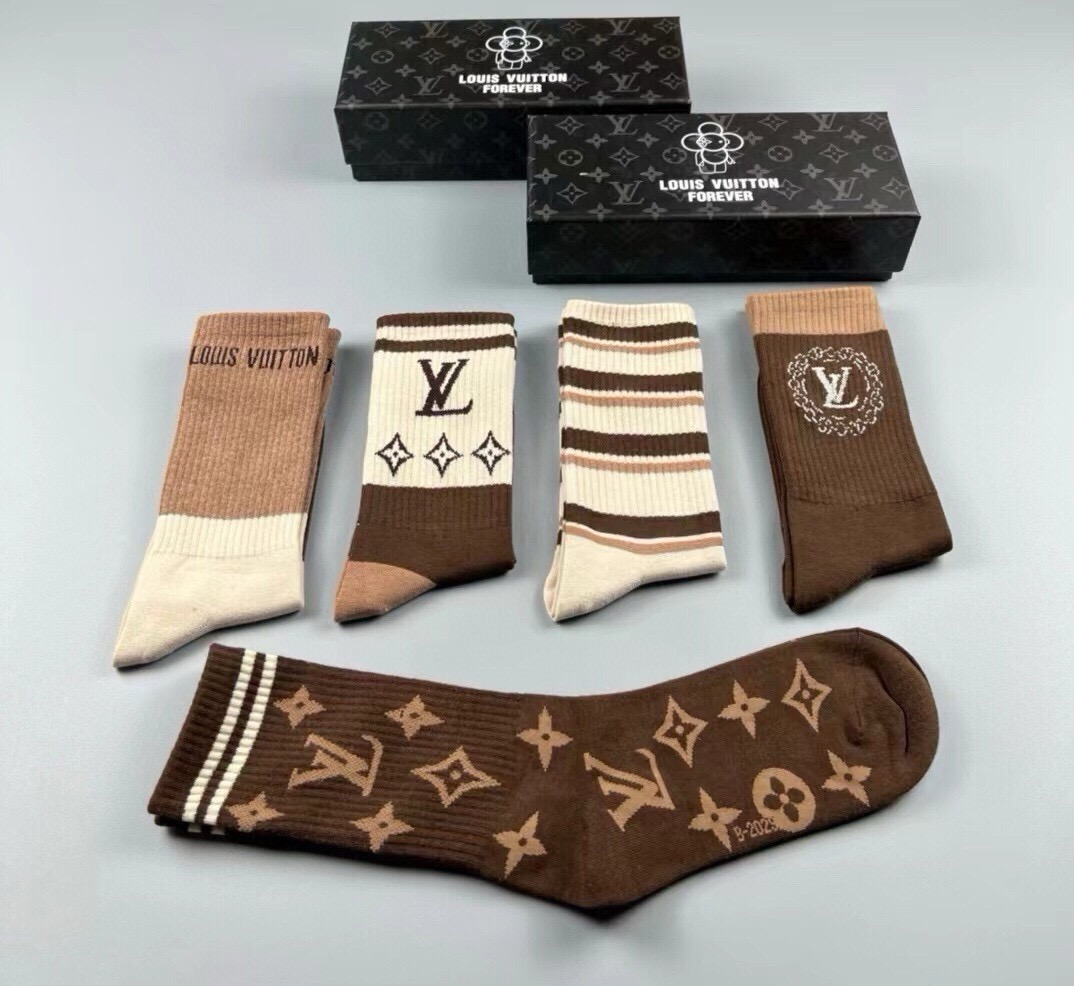 🆕Louis Vuitton · 路易威登❗️驴家新品女款高筒袜子❗️【一盒五双】纯棉材质，提花经典标志，柔软舒适透气，