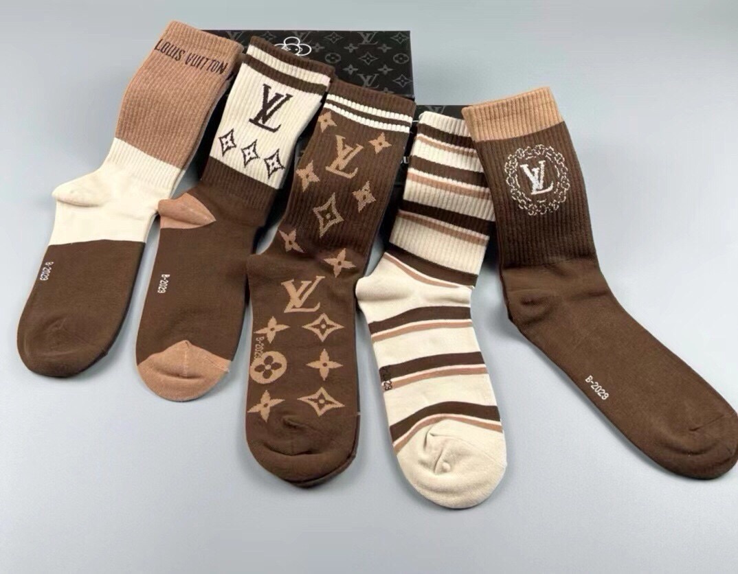 🆕Louis Vuitton · 路易威登❗️驴家新品女款高筒袜子❗️【一盒五双】纯棉材质，提花经典标志，柔软舒适透气，