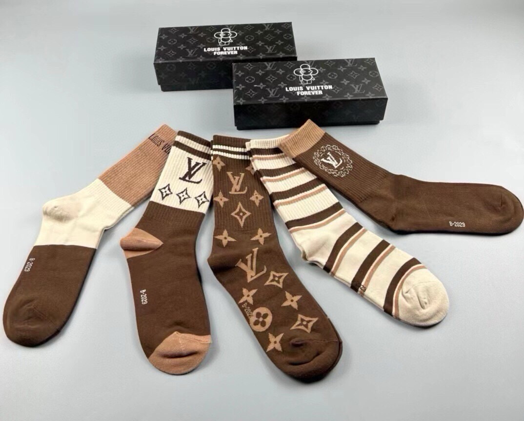 🆕Louis Vuitton · 路易威登❗️驴家新品女款高筒袜子❗️【一盒五双】纯棉材质，提花经典标志，柔软舒适透气，