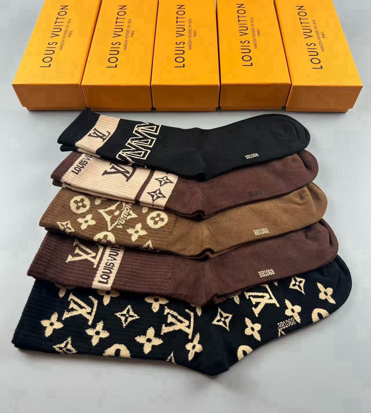 🆕Louis Vuitton · 路易威登❗️驴家新品高筒袜子❗️【一盒五双】纯棉材质，提花经典标志，柔软舒适透气，提花