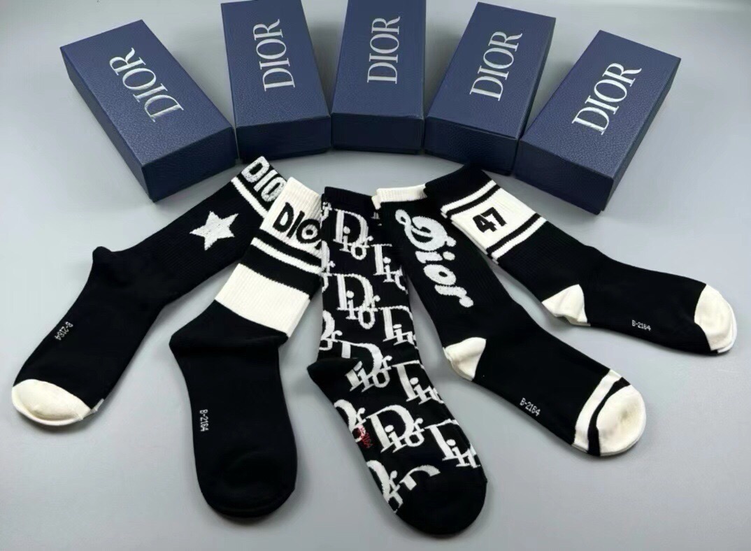 🆕Dior · 迪奥❗️D家新品女款中筒袜子❗️【一盒五双】纯棉材质，上脚柔软舒适，满满的老花经典logo，炒鸡nice