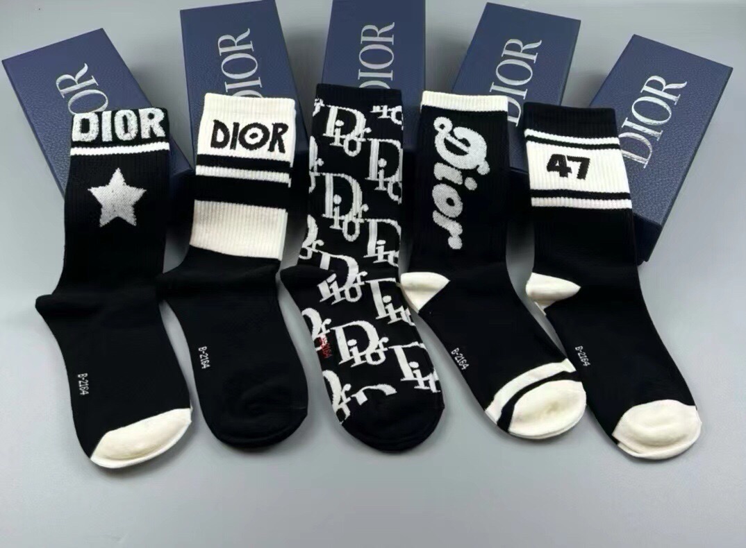 🆕Dior · 迪奥❗️D家新品女款中筒袜子❗️【一盒五双】纯棉材质，上脚柔软舒适，满满的老花经典logo，炒鸡nice