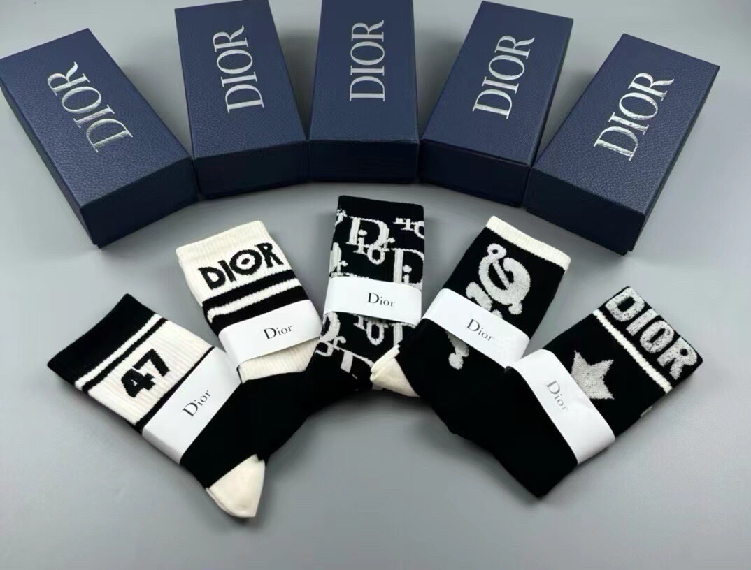 🆕Dior · 迪奥❗️D家新品女款中筒袜子❗️【一盒五双】纯棉材质，上脚柔软舒适，满满的老花经典logo，炒鸡nice