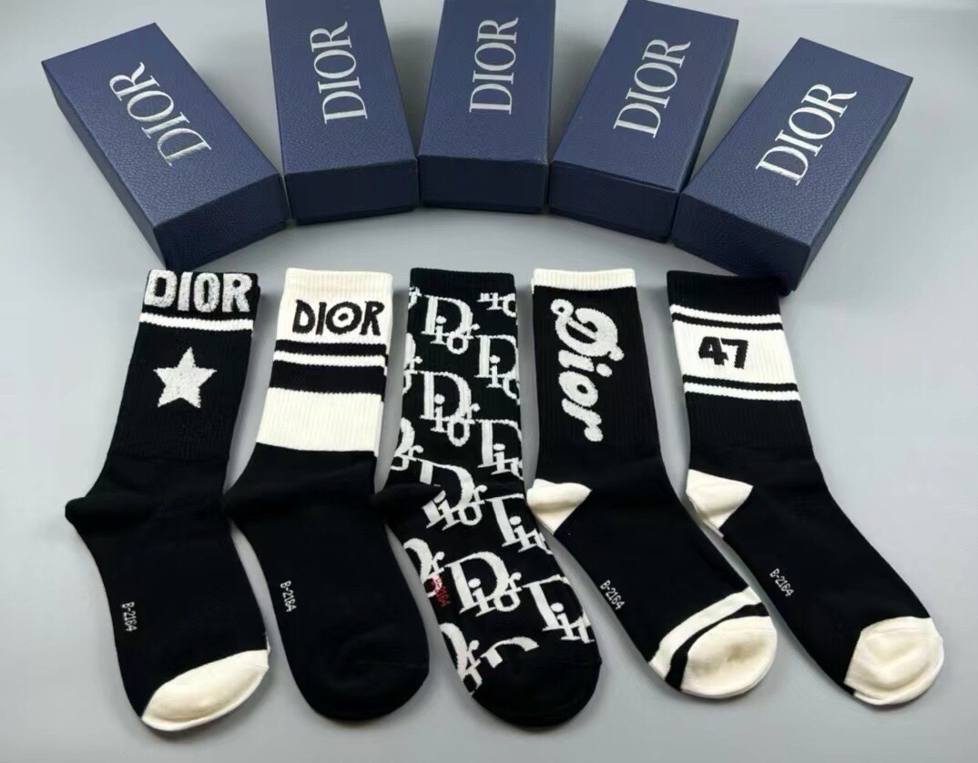 🆕Dior · 迪奥❗️D家新品女款中筒袜子❗️【一盒五双】纯棉材质，上脚柔软舒适，满满的老花经典logo，炒鸡nice