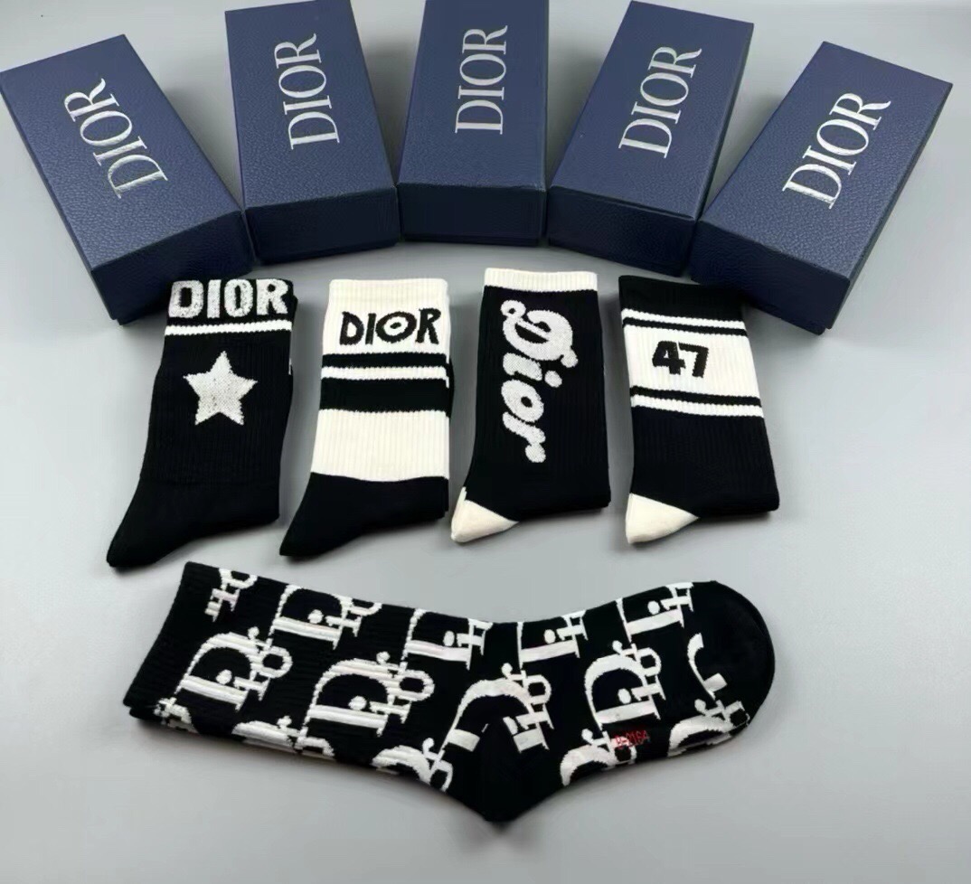 🆕Dior · 迪奥❗️D家新品女款中筒袜子❗️【一盒五双】纯棉材质，上脚柔软舒适，满满的老花经典logo，炒鸡nice