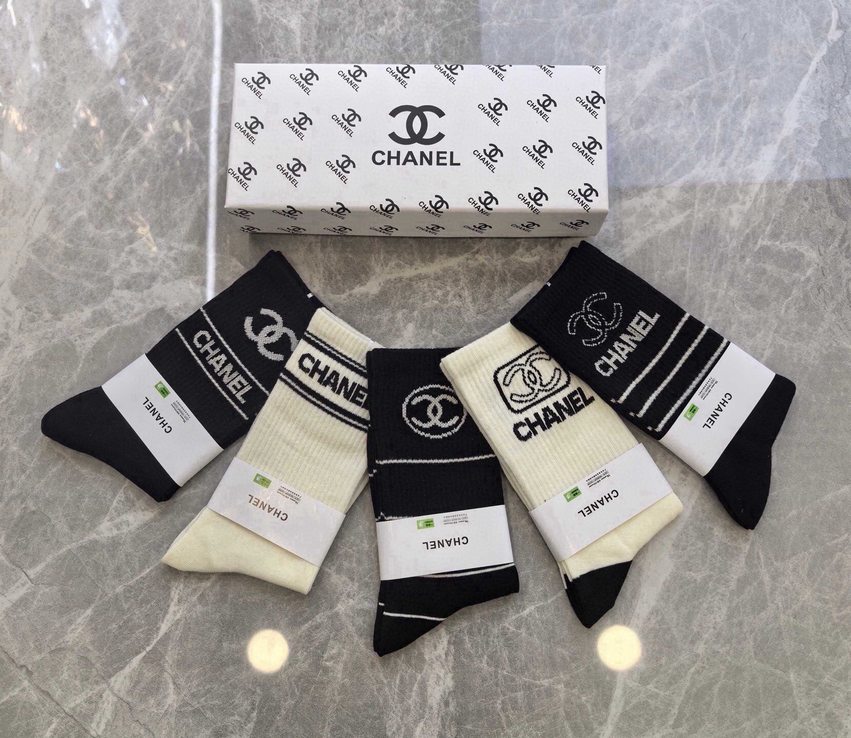 🆕CHANEL · 香奈儿❗️香奶奶家新品女款袜子❗️【一盒五双】纯棉材质，柔软舒适透气，提花经典品牌全称logo，炒鸡
