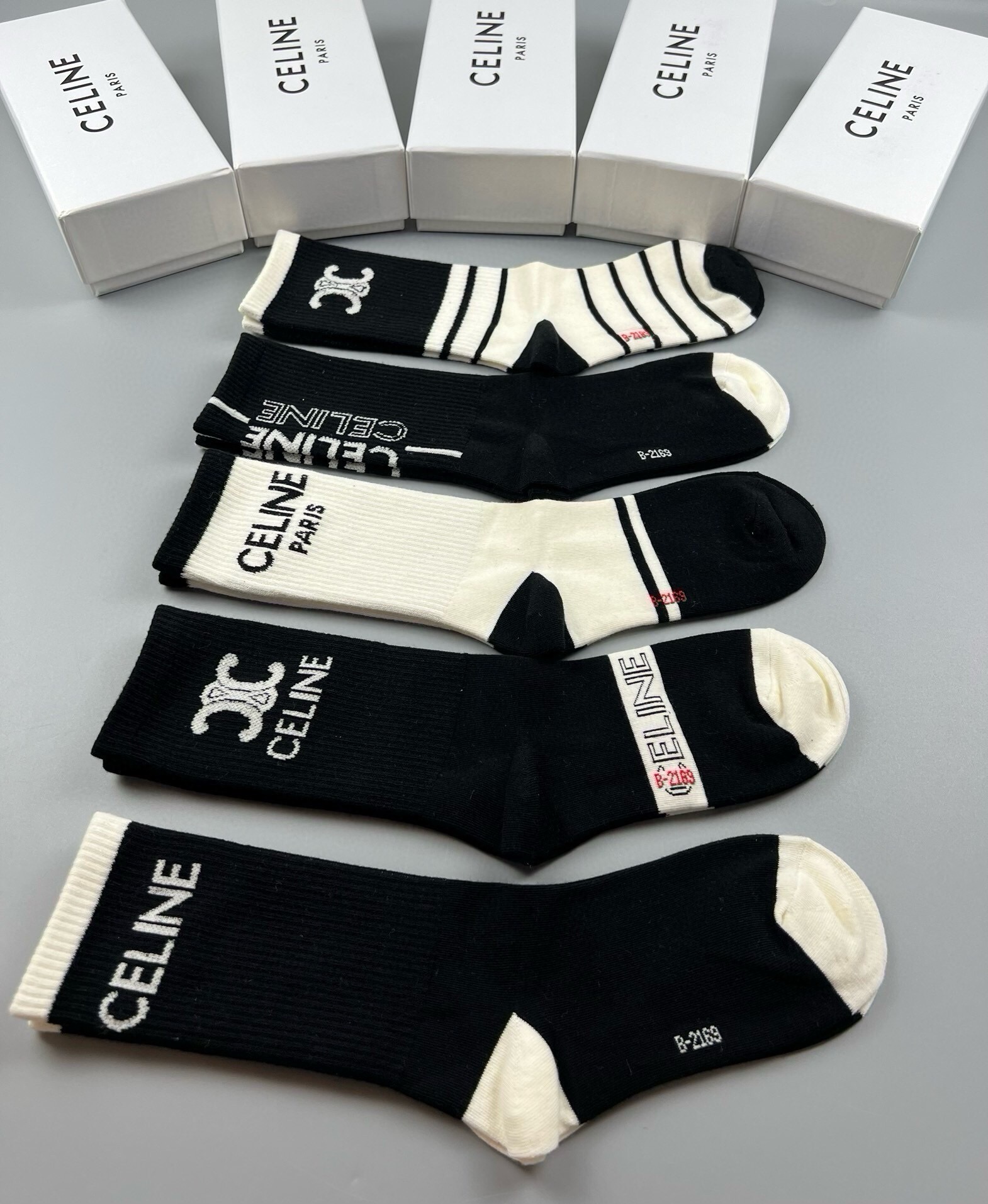 🆕Celine · 赛琳❗️CE家新品女款中筒袜子❗️【一盒五双】纯棉材质，柔软舒适透气，提花经典CE标志，大牌出街，潮