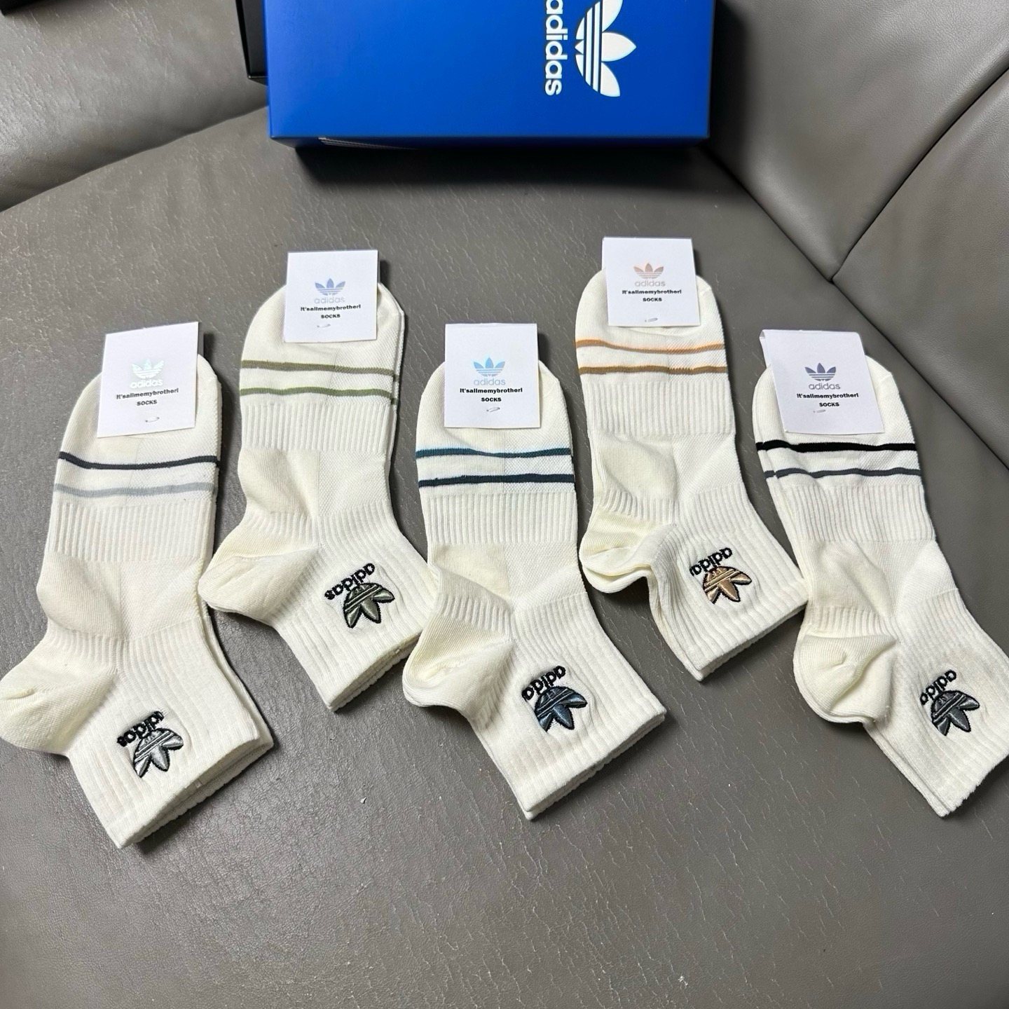 🆕Adidas · 阿迪达斯❗️三叶草新品中筒袜子☘️彩绣经典标志❗️ins今年超火爆元素单品❗️精梳棉材质，非常柔软舒