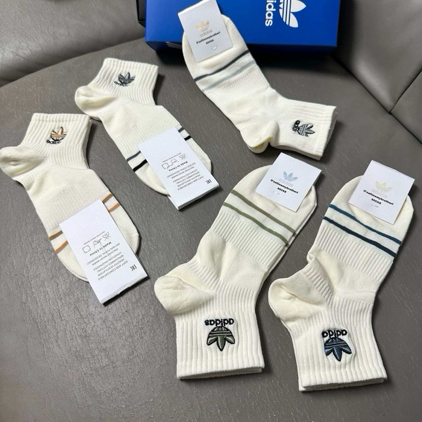 🆕Adidas · 阿迪达斯❗️三叶草新品中筒袜子☘️彩绣经典标志❗️ins今年超火爆元素单品❗️精梳棉材质，非常柔软舒