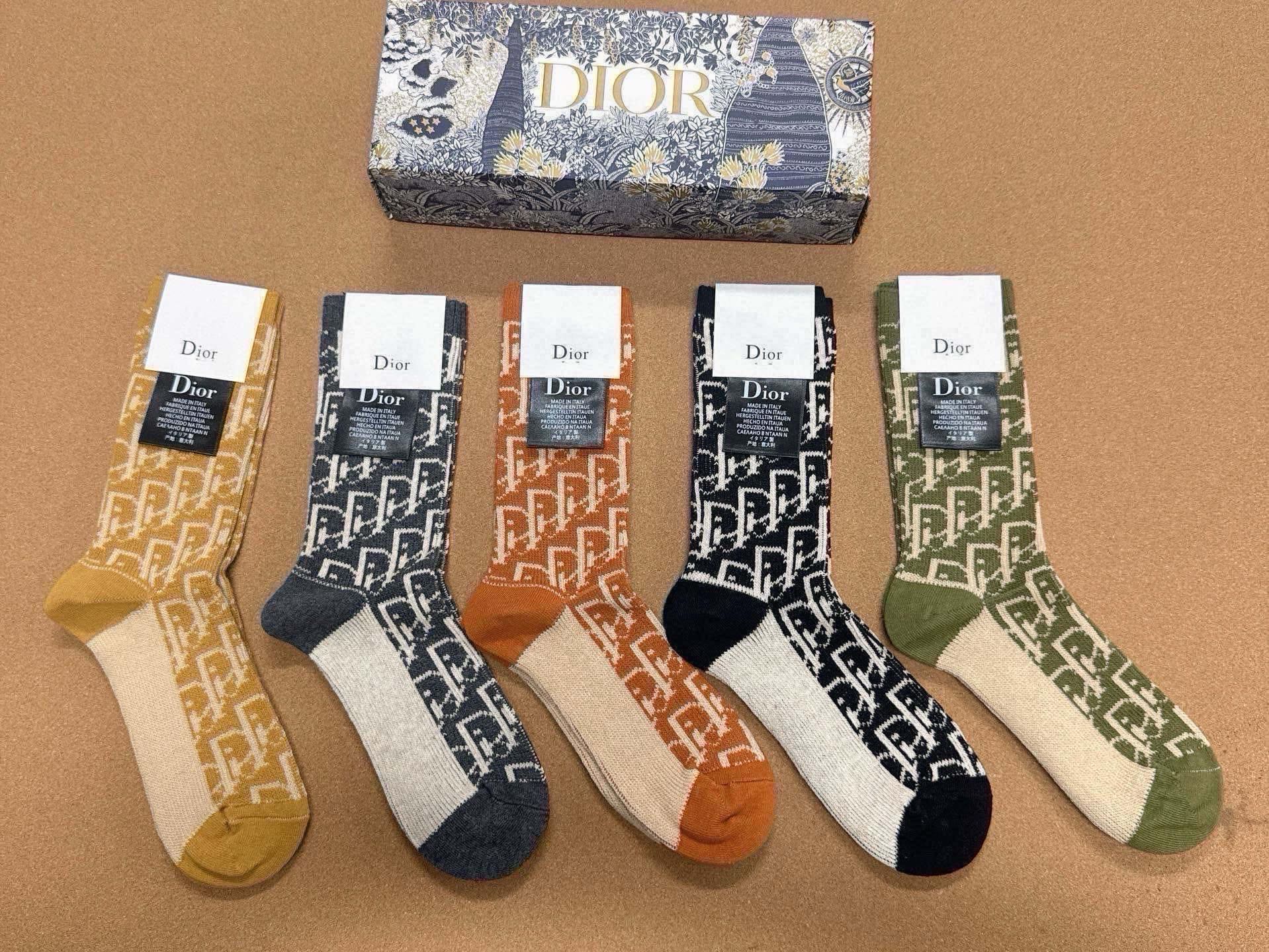 🆕Dior · 迪奥❗️D家长筒女款袜子❗️【一盒五双】超级经典的D家字母标志百看不厌❗️纯棉材质，双针双路织造，上脚透