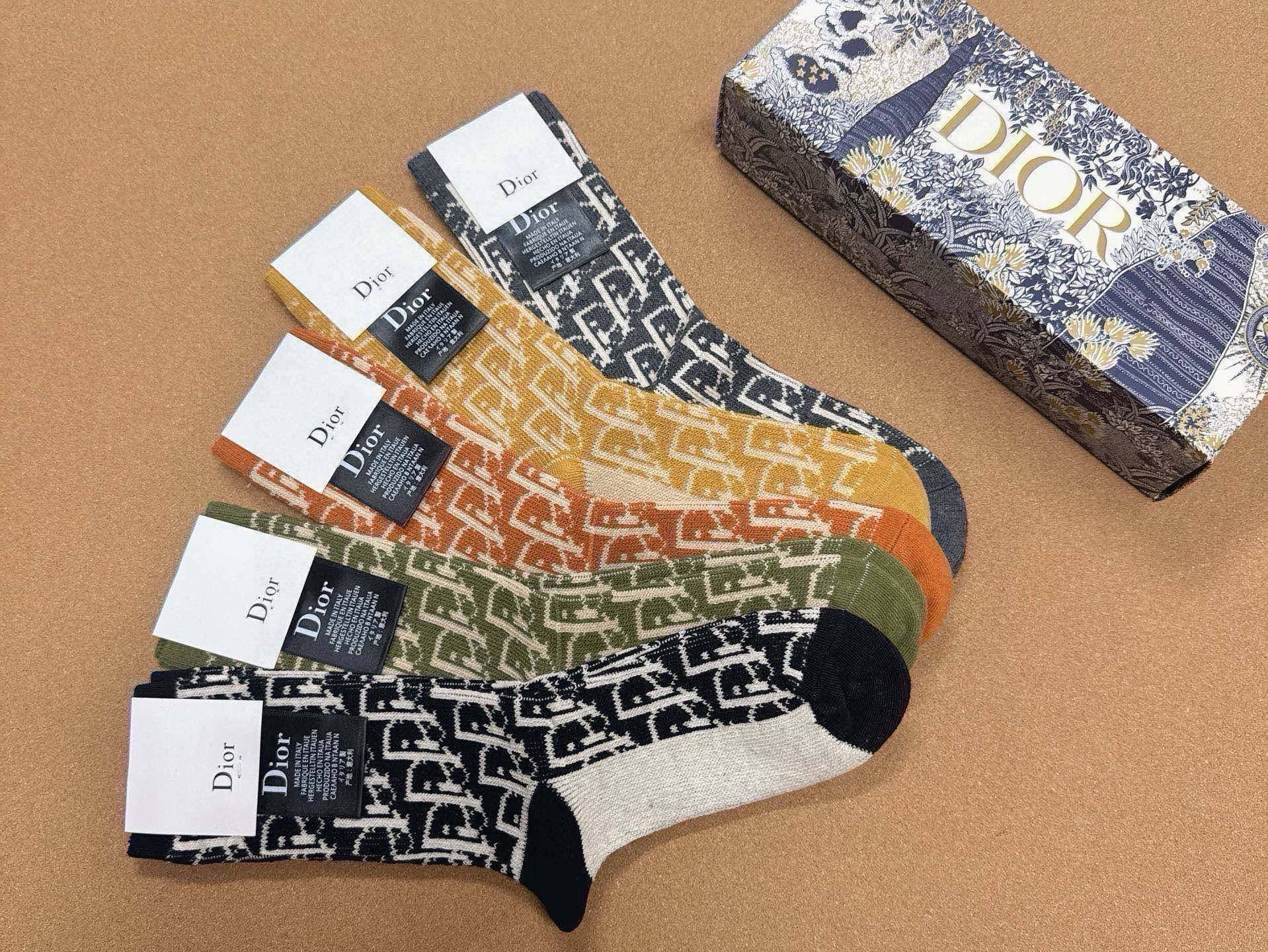 🆕Dior · 迪奥❗️D家长筒女款袜子❗️【一盒五双】超级经典的D家字母标志百看不厌❗️纯棉材质，双针双路织造，上脚透
