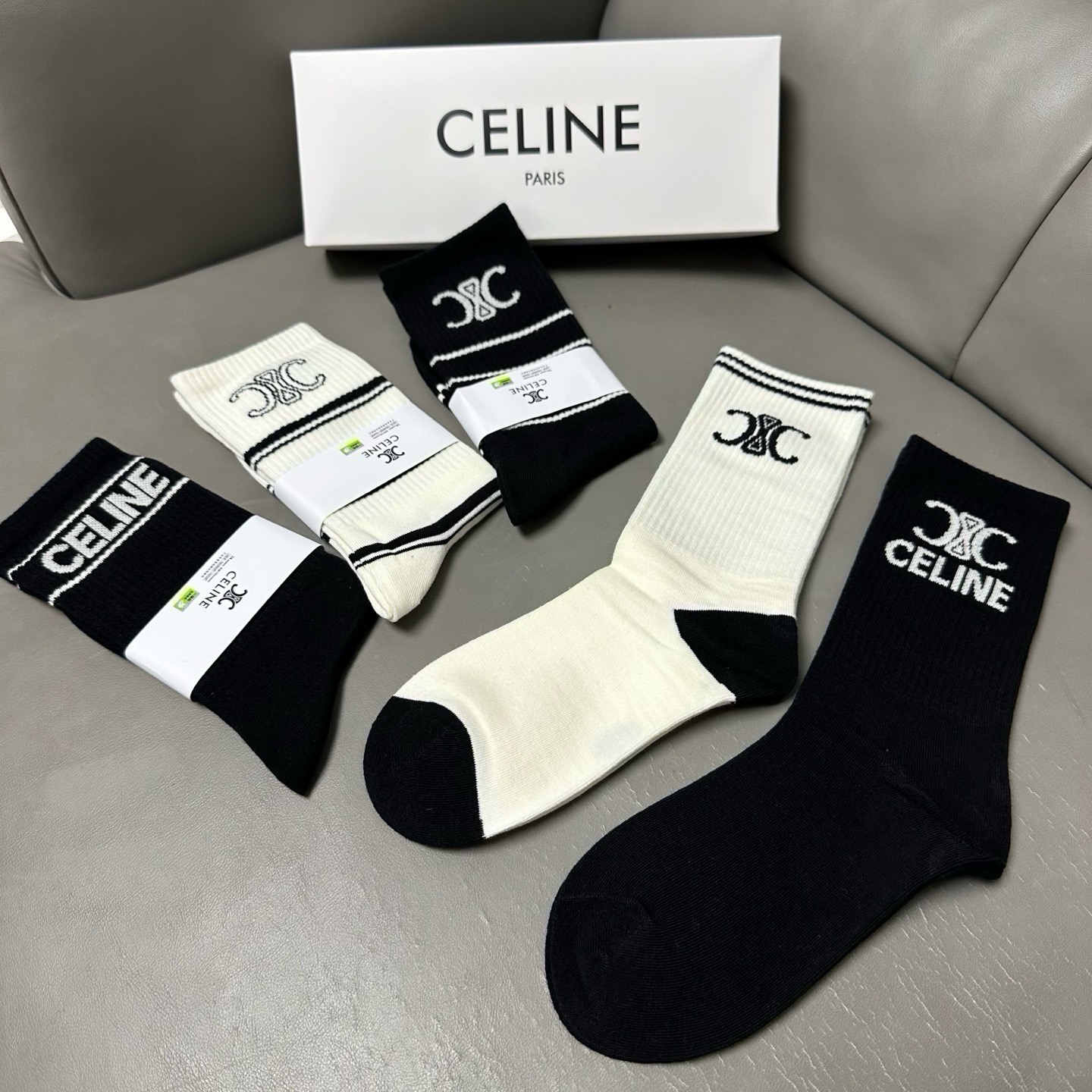 🆕Celine · 赛琳❗️CE家新品女款长筒袜子❗️【一盒五双】纯棉材质，柔软舒适透气，提花经典CE标志，大牌出街，潮