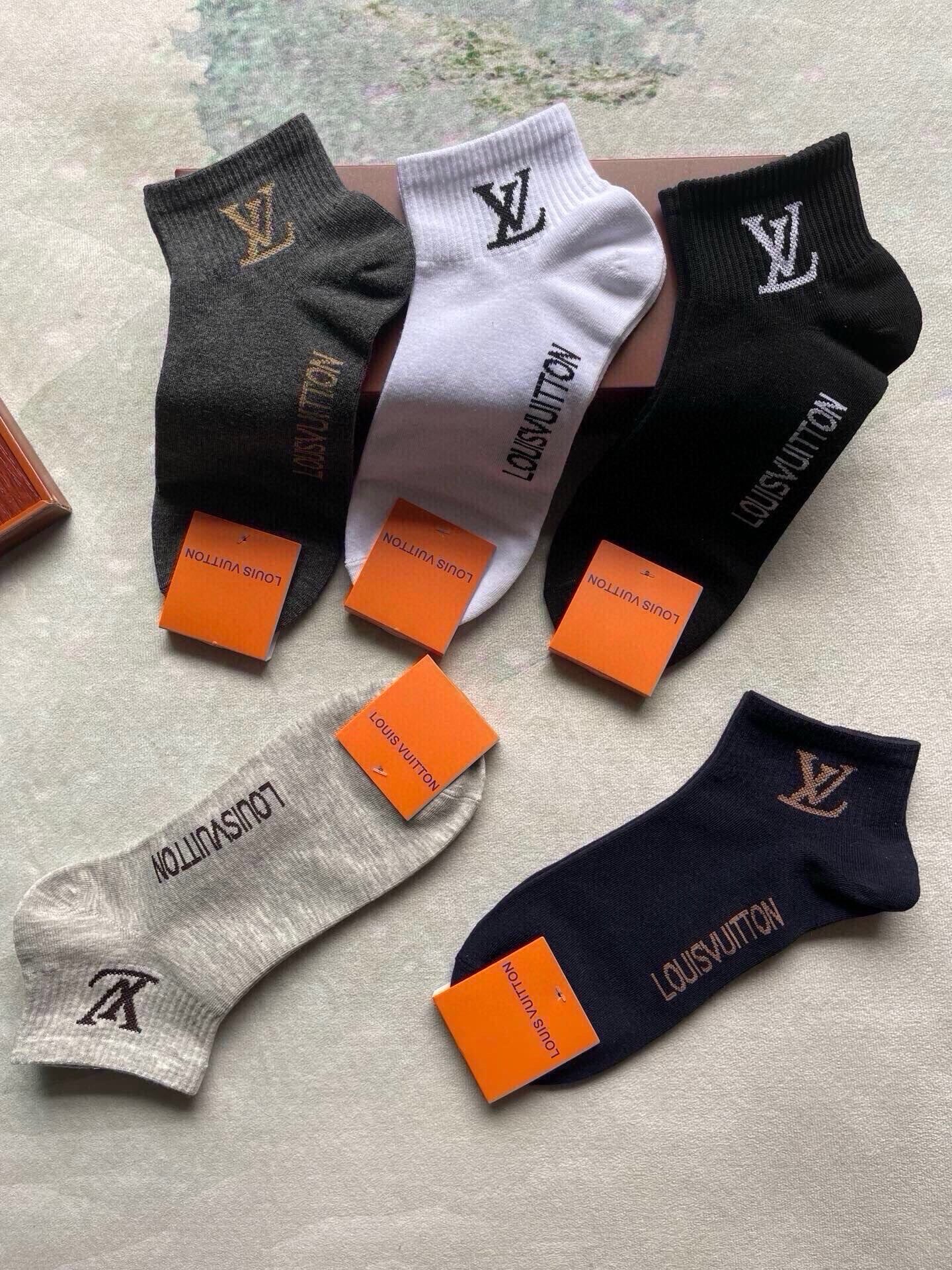🆕LOUIS VUITTON · 路易威登❗️大驴家新品男款袜子❗️【一盒五双】纯棉材质，柔软舒适，提花经典图案标志，炒