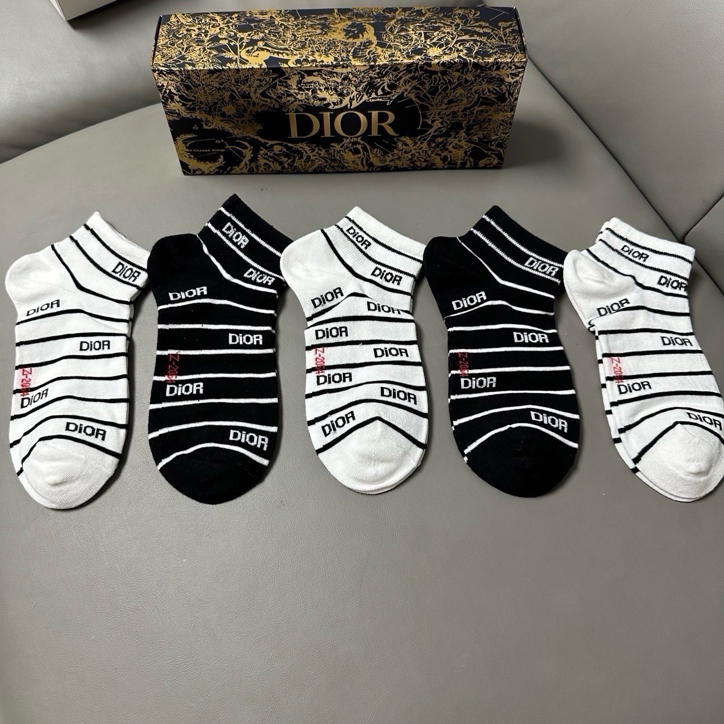 🆕Dior · 迪奥❗️D家新品女款船袜，【一盒五双】纯棉材质，上脚柔软舒适，经典的D家字母logo，炒鸡nice❗️大