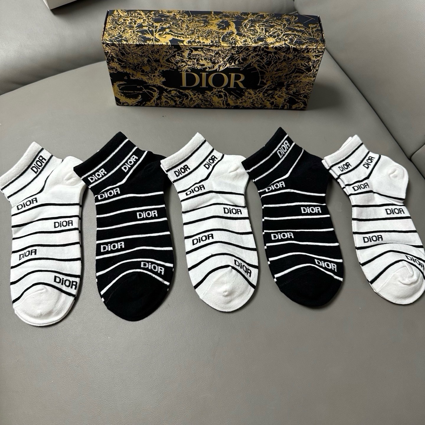 🆕Dior · 迪奥❗️D家新品女款船袜，【一盒五双】纯棉材质，上脚柔软舒适，经典的D家字母logo，炒鸡nice❗️大