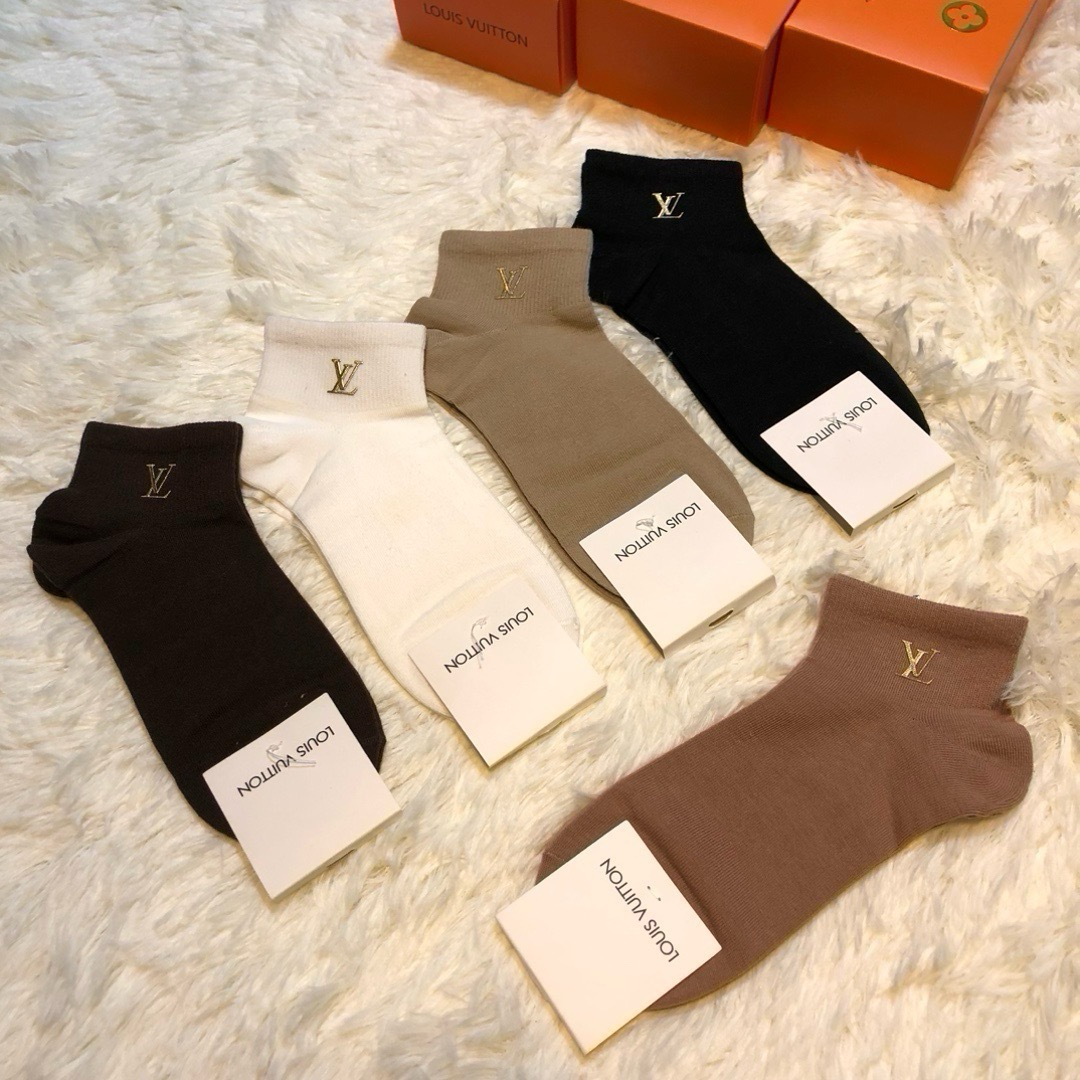 🆕 Louis Vuitton · 路易威登❗️大驴家新品女款袜子❗️【一盒五双】纯棉材质，柔软舒适，烫印经典LV标志，