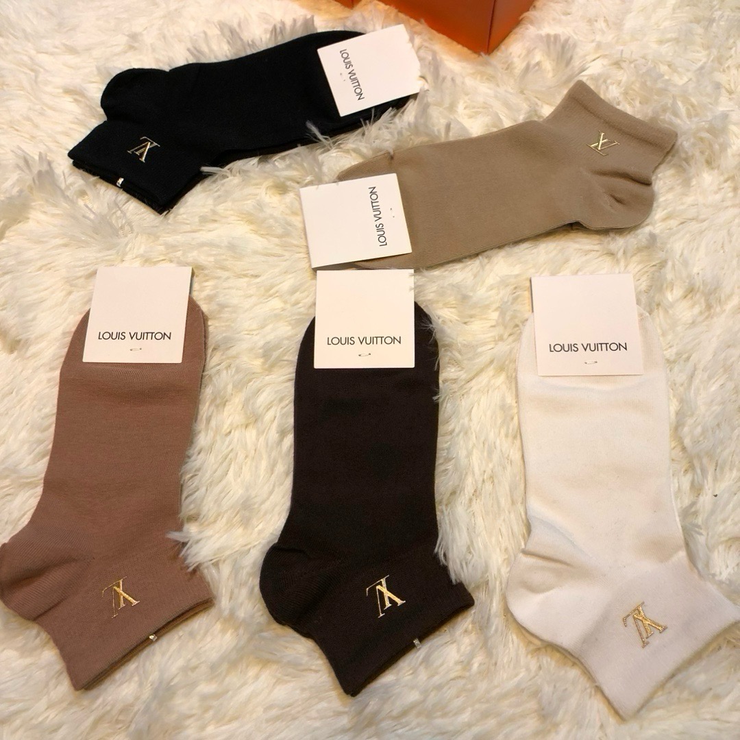 🆕 Louis Vuitton · 路易威登❗️大驴家新品女款袜子❗️【一盒五双】纯棉材质，柔软舒适，烫印经典LV标志，