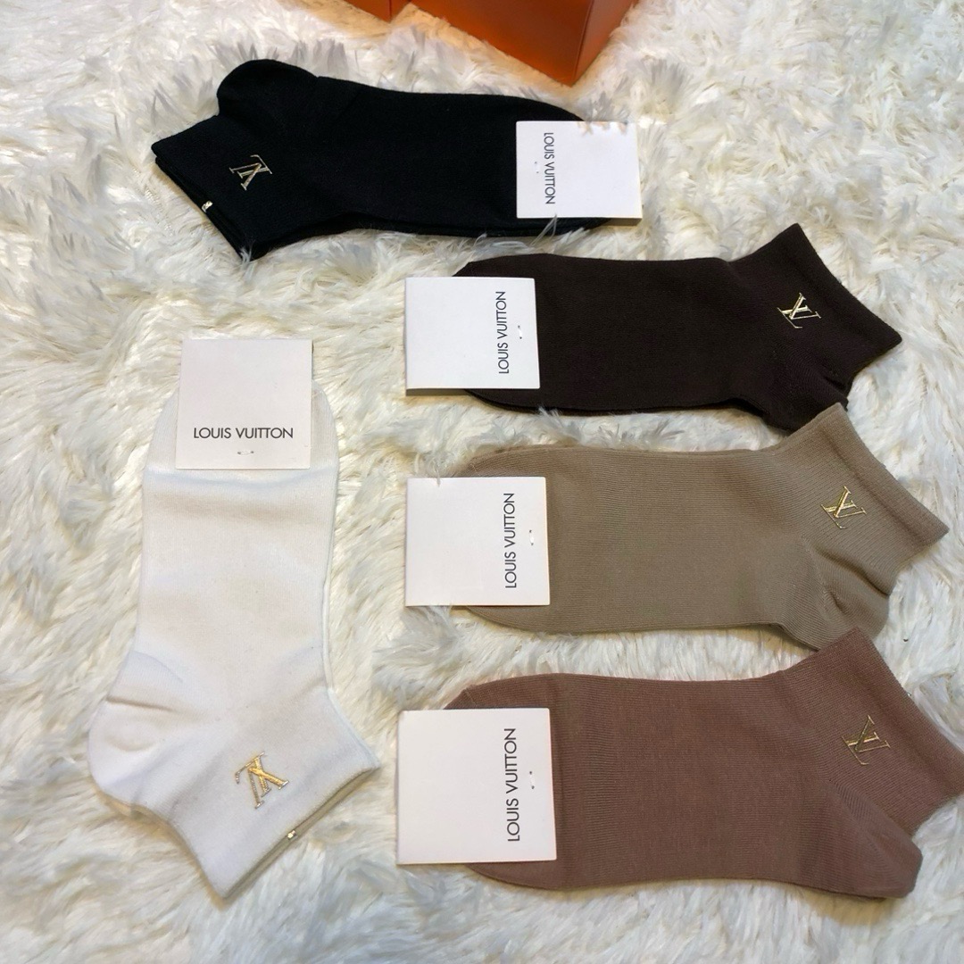 🆕 Louis Vuitton · 路易威登❗️大驴家新品女款袜子❗️【一盒五双】纯棉材质，柔软舒适，烫印经典LV标志，