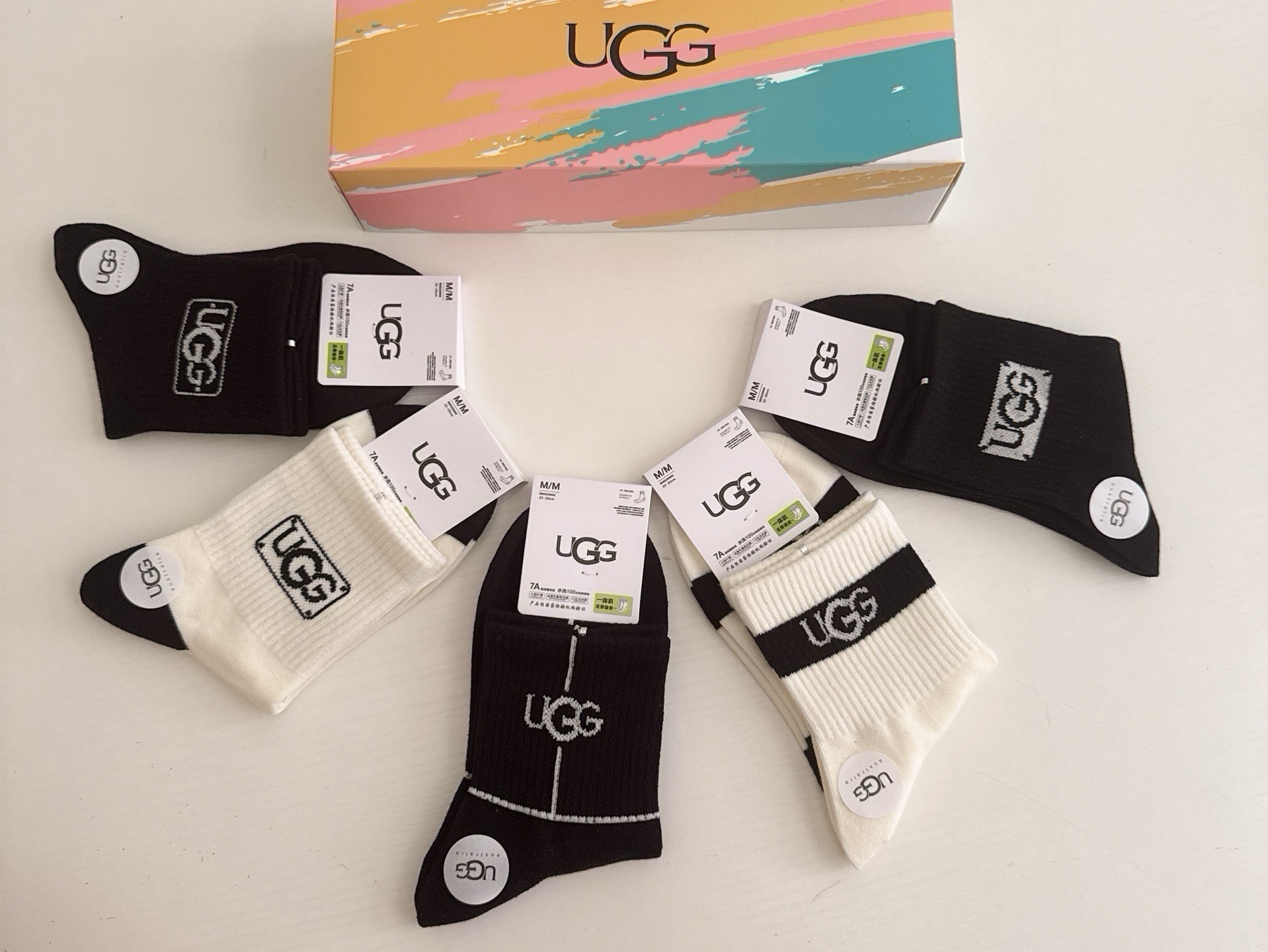 🆕 · UGG · ❗️UGG新品女款中筒袜子❗️【一盒五双】纯棉材质，柔软舒适透气，提花经典标志，炒鸡nice的款式，