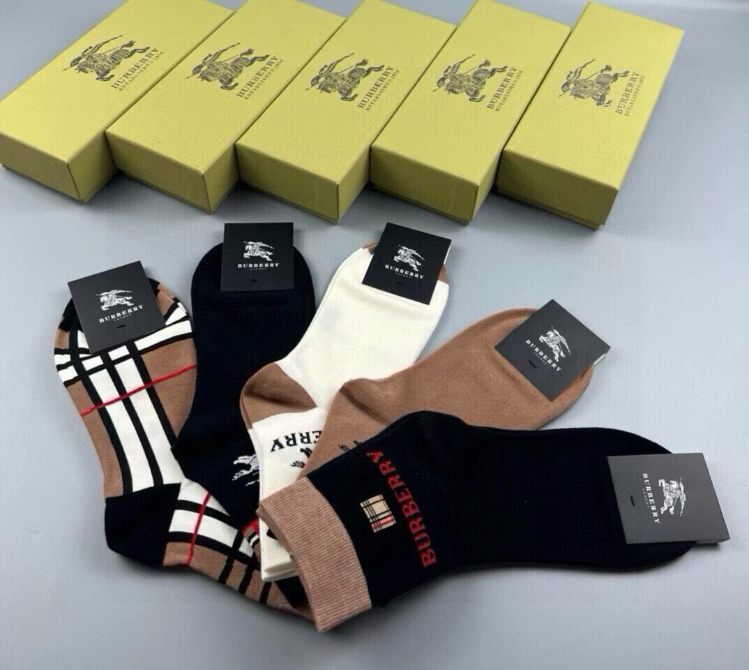 🆕Burberry · 巴宝莉❗️B家新品男款袜子❗️【一盒五双】纯棉材质织造，柔软舒适，提花经典品牌全称字母搭配永不落