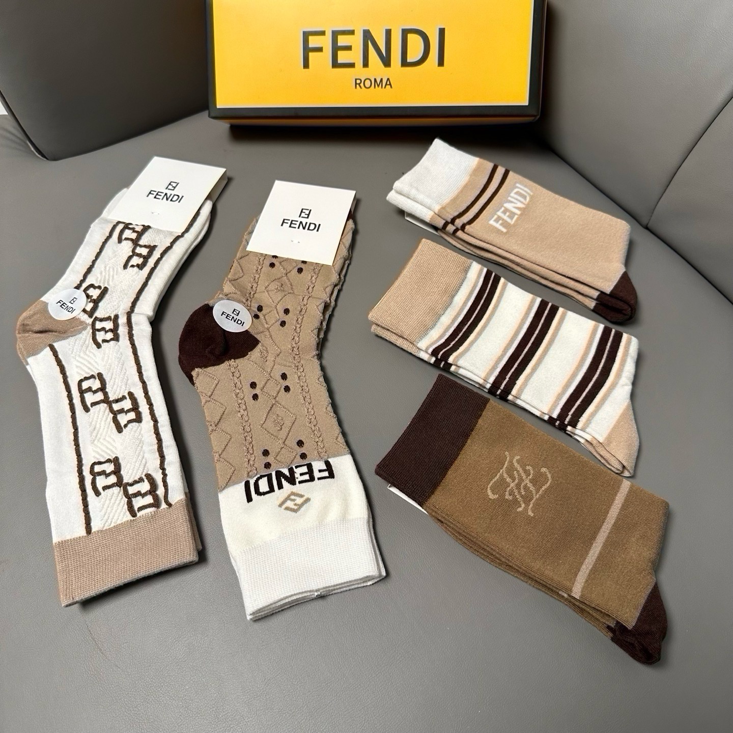 🆕FENDI · 芬迪❗️老佛爷家新品长筒袜子❗️【一盒五双】超级经典的双F标志，竹棉材质制造，透气舒适，超级nice❗