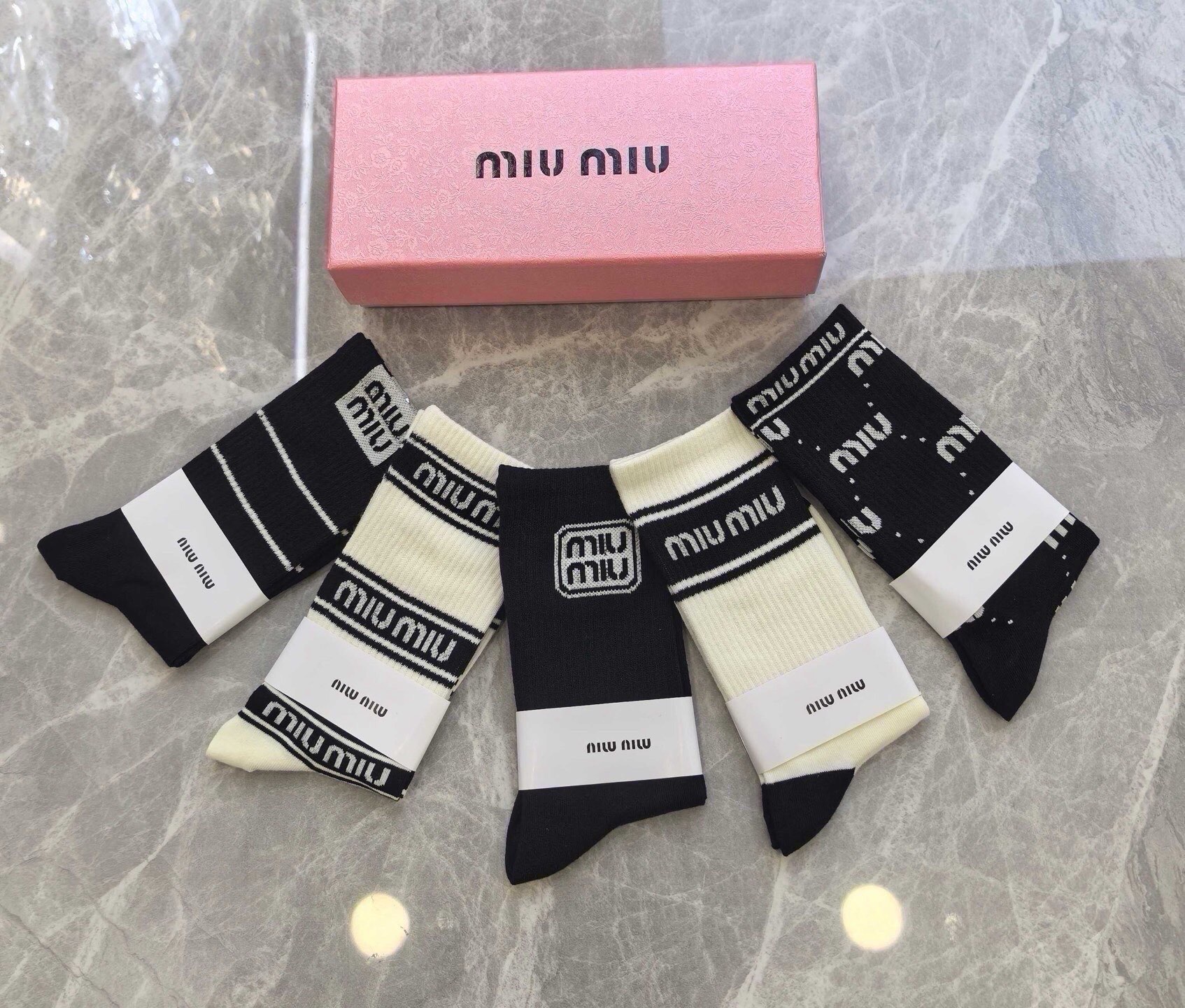 🆕 · Miumiu · ❗️缪缪新品女款袜子❗️【一盒五双】提花经典miumiu字母，透气柔软舒适，超火爆小单品，大牌