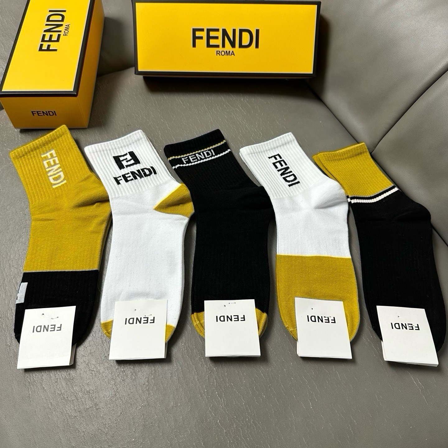 🆕FENDI · 芬迪❗️FF新品中筒女款袜子❗️【一盒五双】超级经典的双F标志，纯棉材质制造，透气舒适，超级nice❗