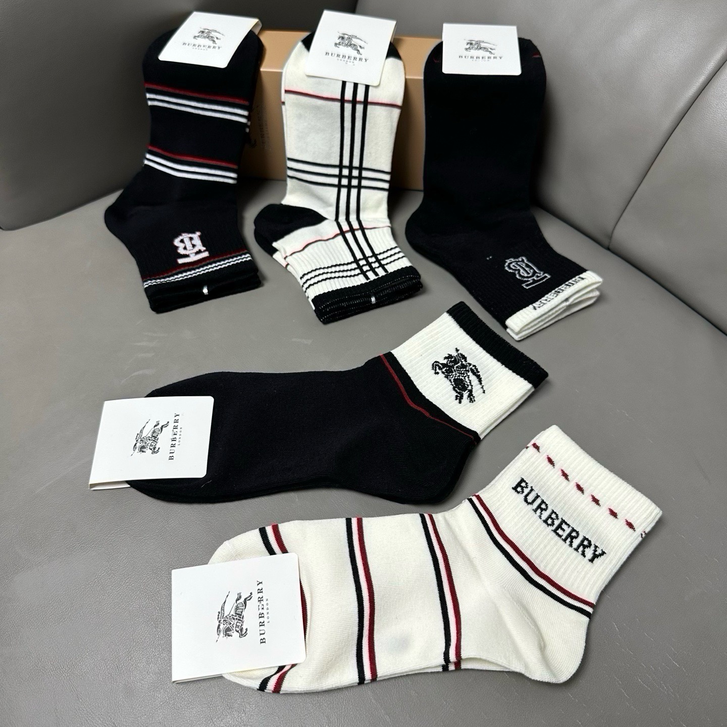 🆕Burberry · 巴宝莉❗️B家新品男款袜子❗️【一盒五双】纯棉材质织造，柔软舒适，提花经典品牌全称字母搭配永不落