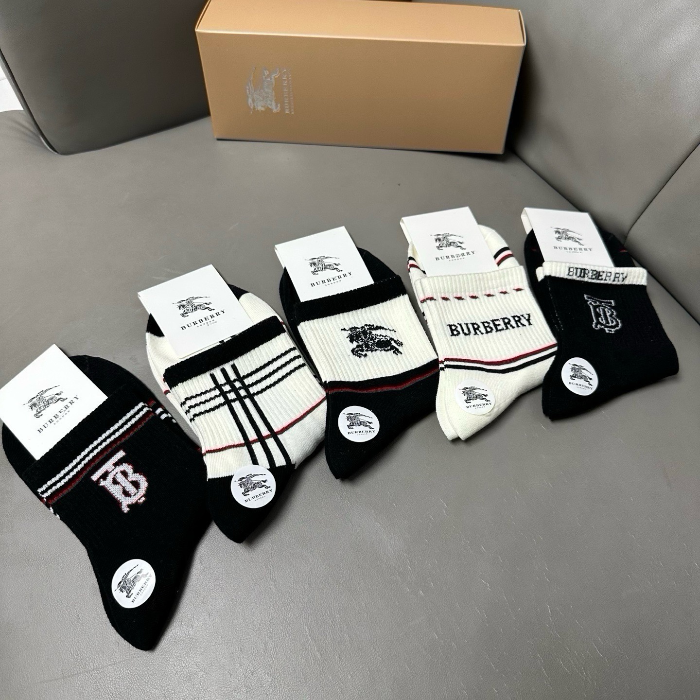 🆕Burberry · 巴宝莉❗️B家新品男款袜子❗️【一盒五双】纯棉材质织造，柔软舒适，提花经典品牌全称字母搭配永不落