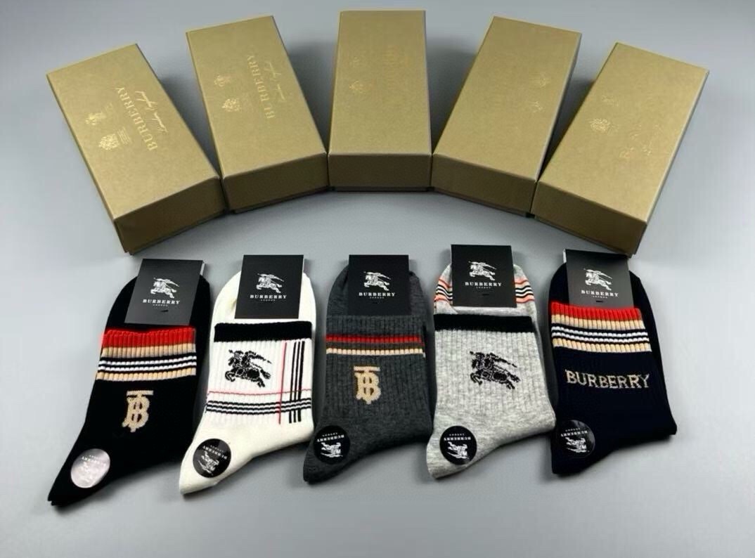 🆕Burberry · 巴宝莉❗️B家新品男款袜子❗️【一盒五双】纯棉材质织造，柔软舒适，提花经典品牌全称字母搭配永不落