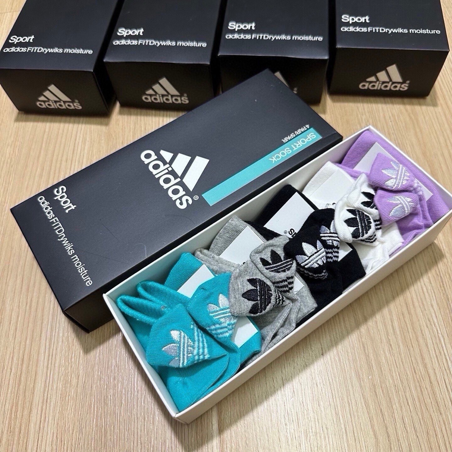 🆕Adidas · 阿迪达斯❗️火爆全网的三叶草❗️☘️logo超级nice❗️❗️设计惊艳绝伦超级好看❗️ins今年超