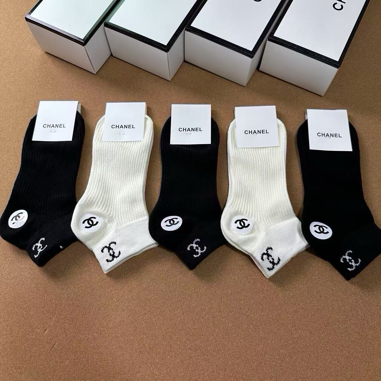 🆕CHANEL · 香奈儿❗️CH新品女款袜子❗️【一盒五双】纯棉材质，提花经典双C标识，炒鸡nice，大牌出街，潮人必