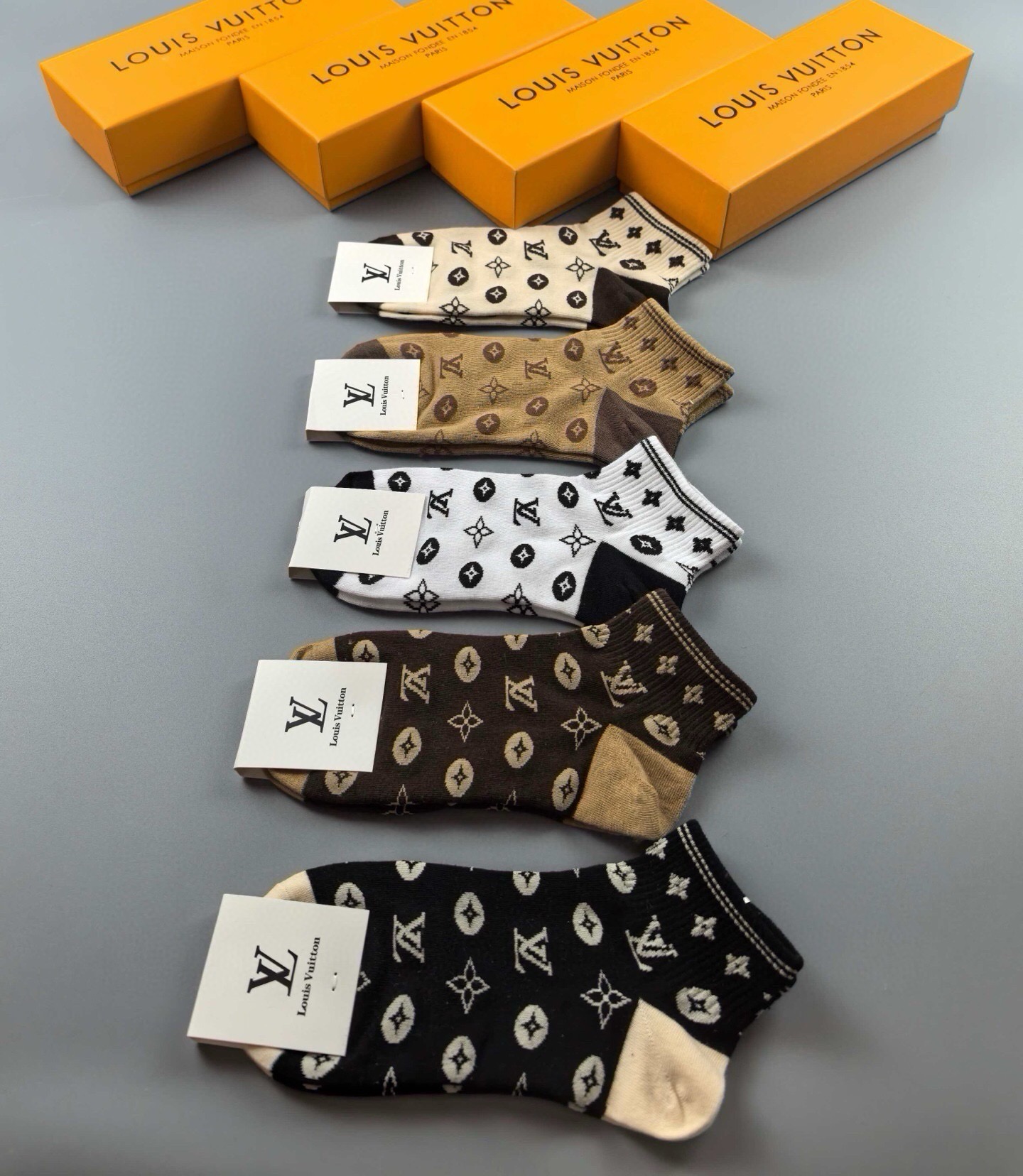🆕 Louis Vuitton · 路易威登❗️驴家经典女款袜子❗️【一盒五双】纯棉材质，柔软舒适，提花经典LV标志，炒
