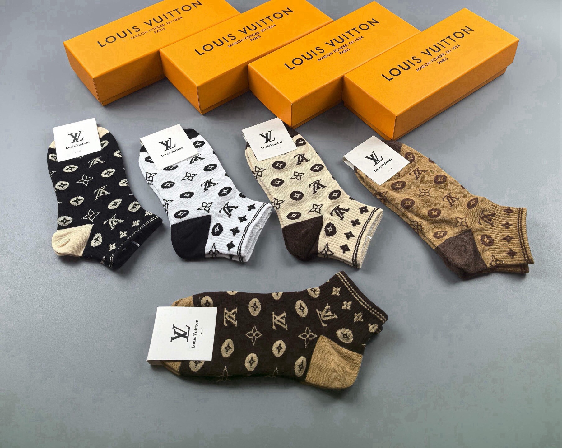 🆕 Louis Vuitton · 路易威登❗️驴家经典女款袜子❗️【一盒五双】纯棉材质，柔软舒适，提花经典LV标志，炒