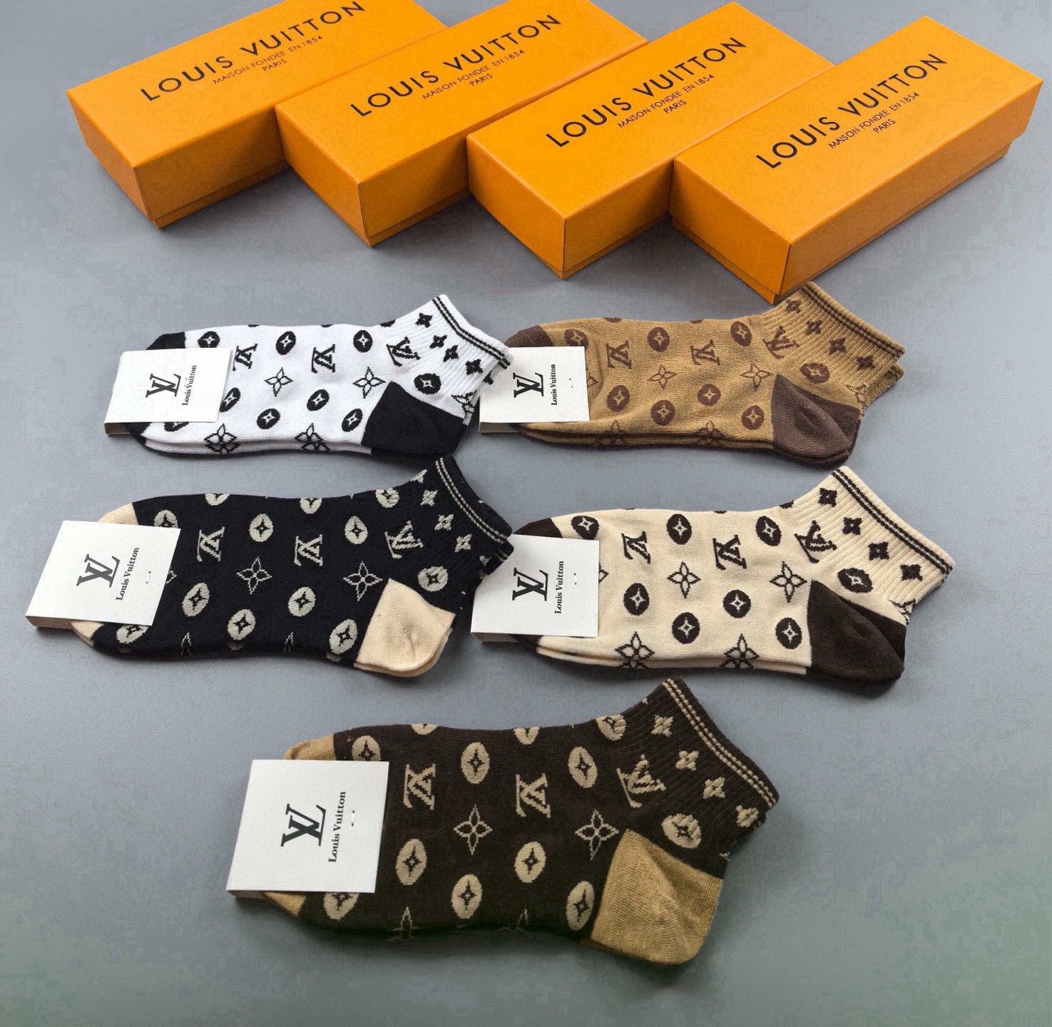 🆕 Louis Vuitton · 路易威登❗️驴家经典女款袜子❗️【一盒五双】纯棉材质，柔软舒适，提花经典LV标志，炒