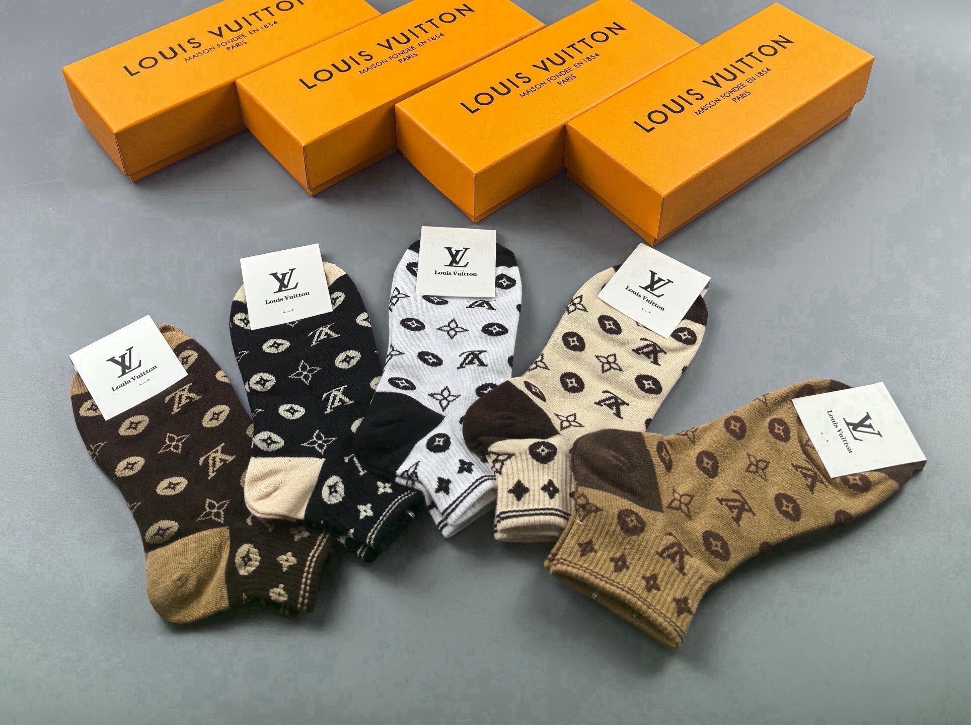 🆕 Louis Vuitton · 路易威登❗️驴家经典女款袜子❗️【一盒五双】纯棉材质，柔软舒适，提花经典LV标志，炒