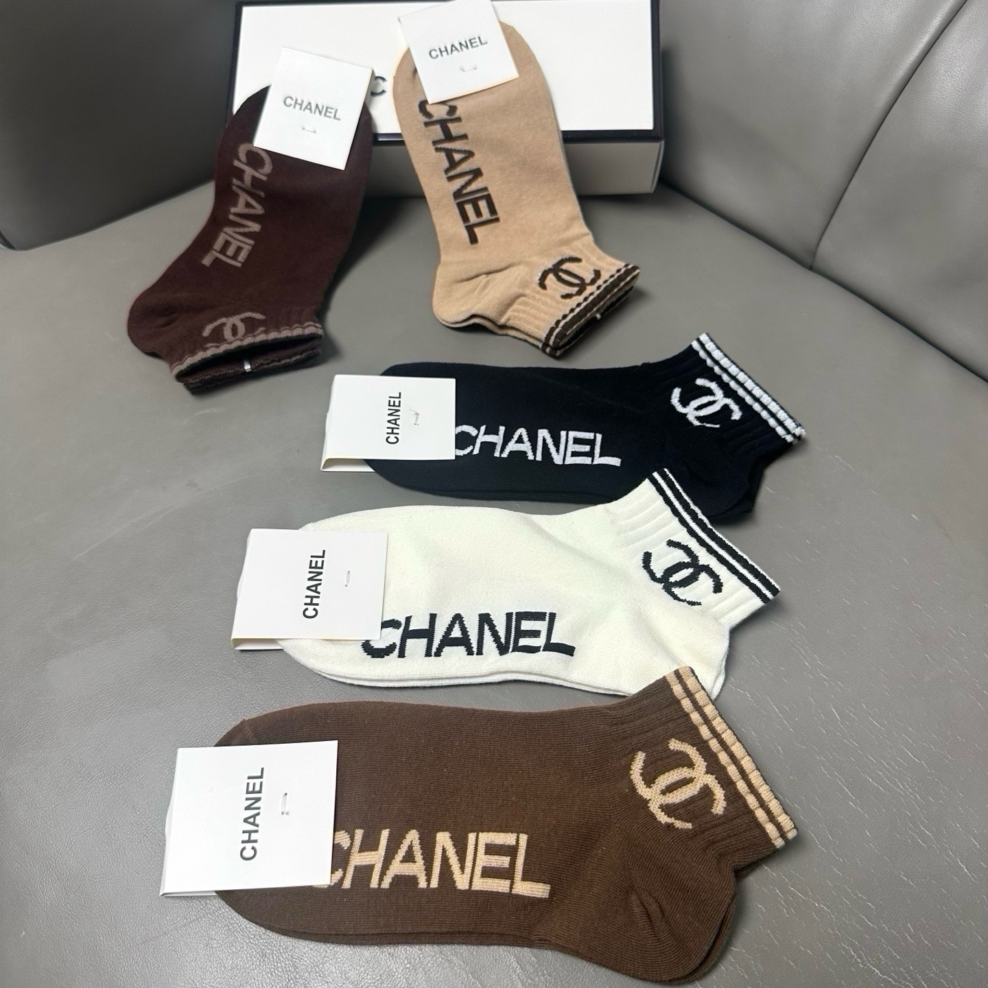 🆕CHANEL · 香奈儿❗️小香新品女款袜子❗️【一盒五双】纯棉材质，柔软舒适透气，经典双C标识，炒鸡nice，大牌出