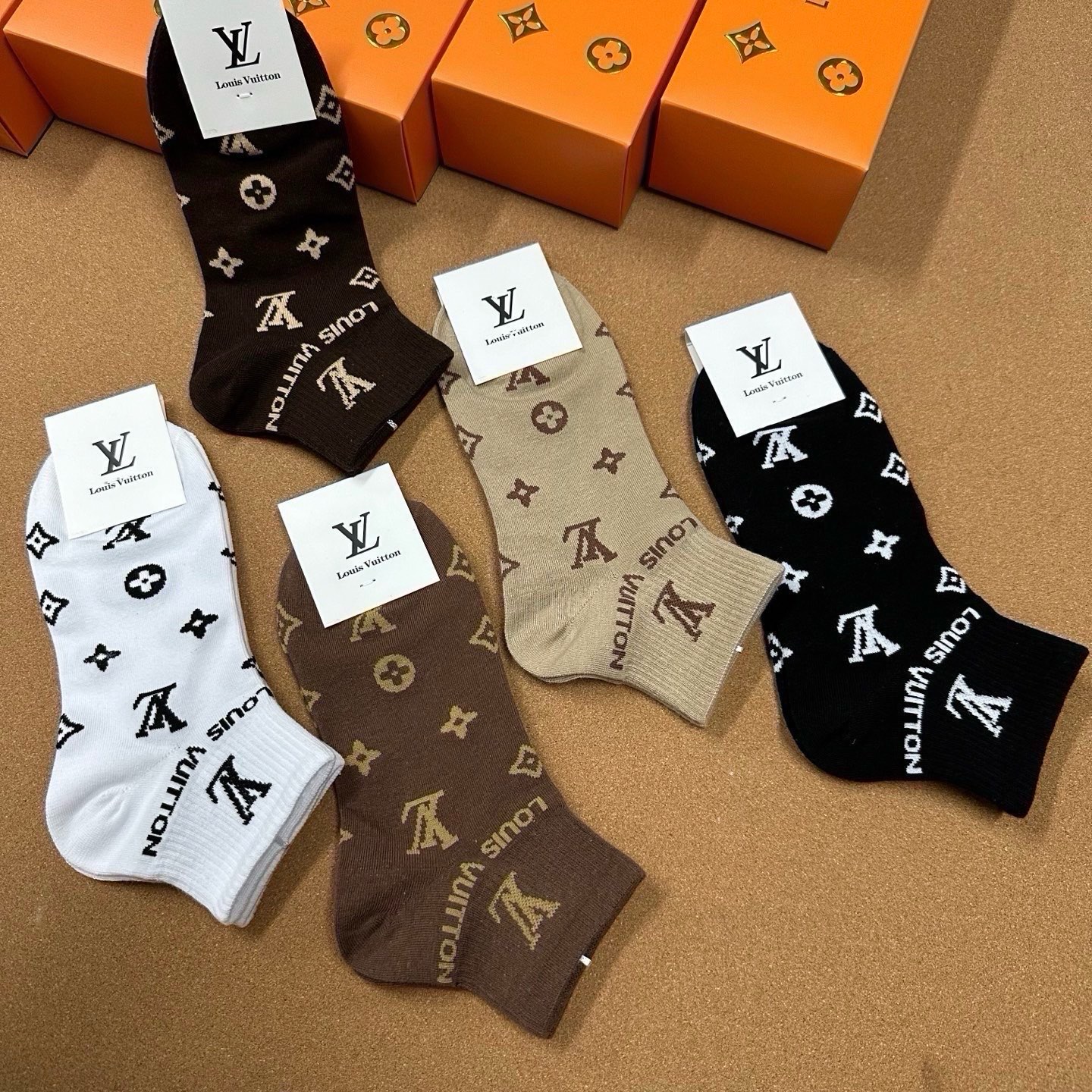 🆕Louis Vuitton · 路易威登❗️驴家经典袜子❗️【一盒五双】提花驴家经典logo，纯棉材质制造，透气舒适，