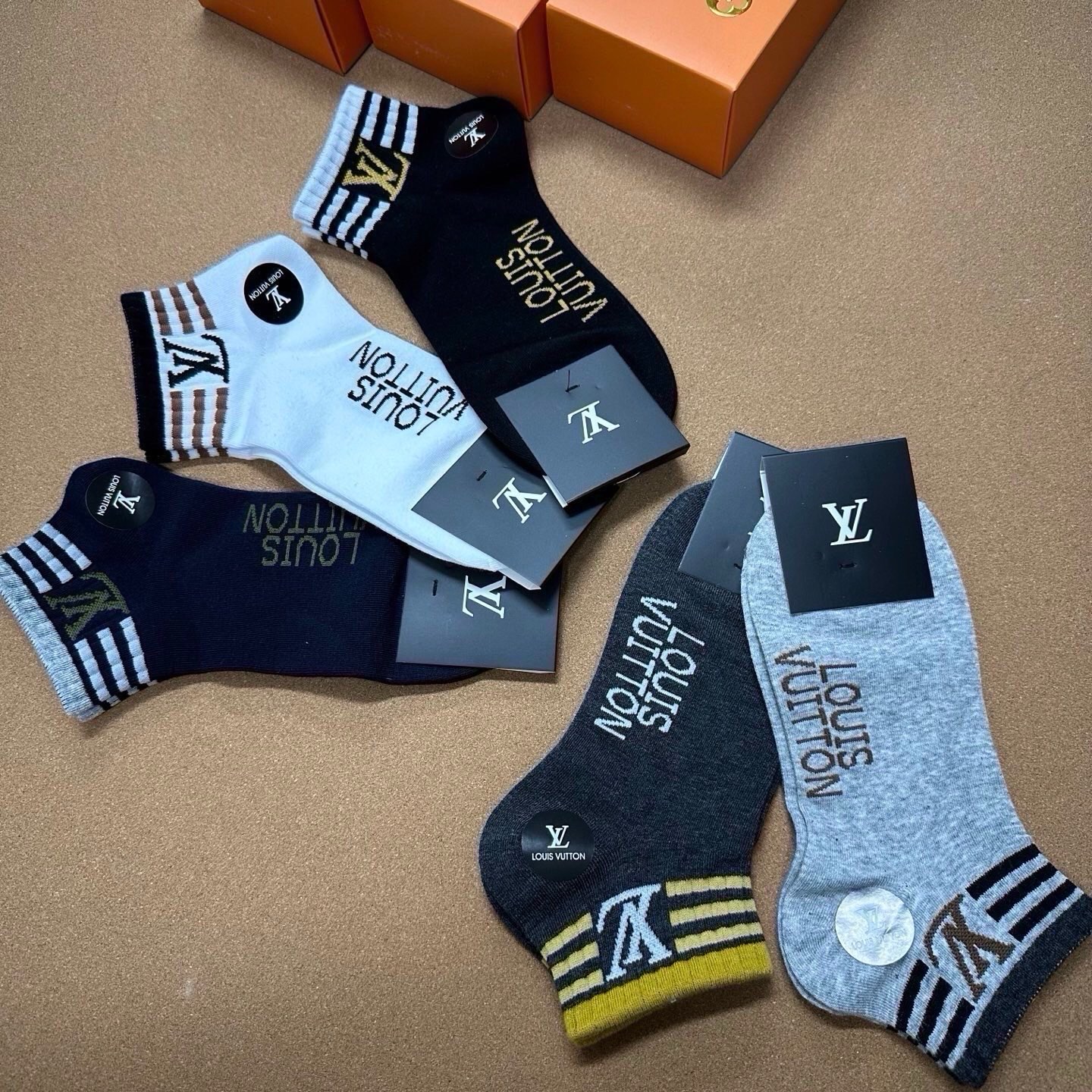 🆕Louis Vuitton · 路易威登❗️驴家新品男款袜子❗️【一盒五双】提花驴家经典logo，纯棉材质制造，透气舒