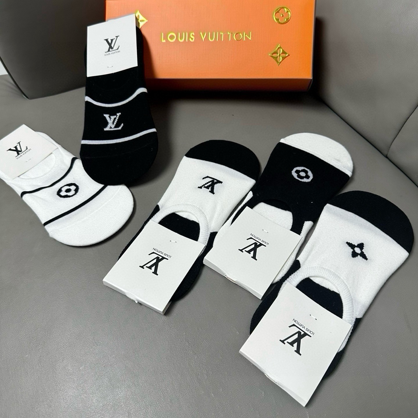 🆕Louis Vuitton · 路易威登❗️驴家新品女款隐形袜子❗【一盒五双】提花经典标志，纯棉材质，超舒适超美腻❗️