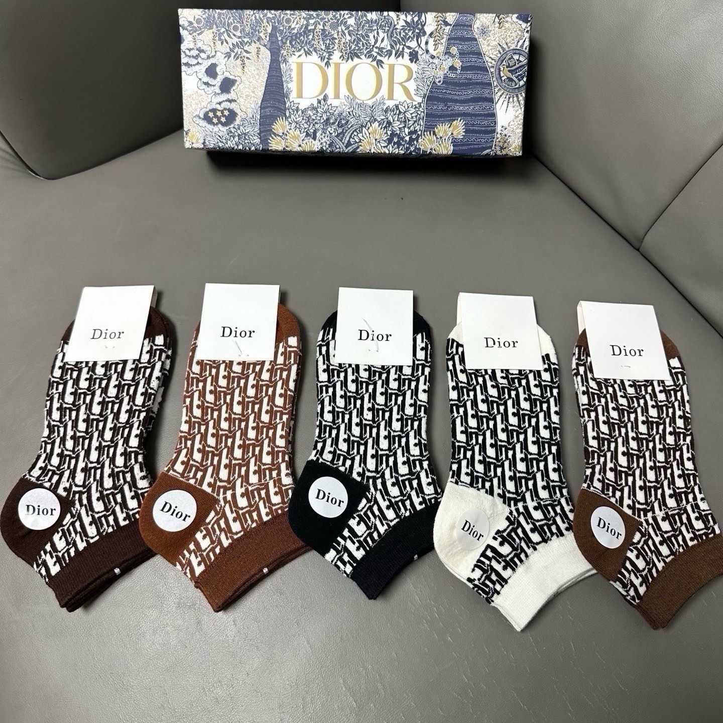 🆕Dior · 迪奥❗️D家新品女款船袜，【一盒五双】纯棉材质，上脚柔软舒适，经典的D家字母logo，炒鸡nice❗️大