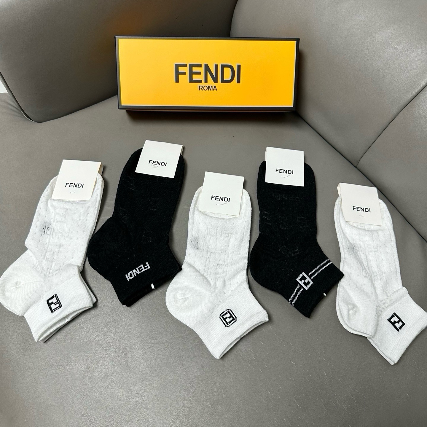 🆕FENDI · 芬迪❗️FF新品女款袜子❗️【一盒五双】提花经典的双F标志，纯棉材质制造，透气舒适，超级nice❗️超