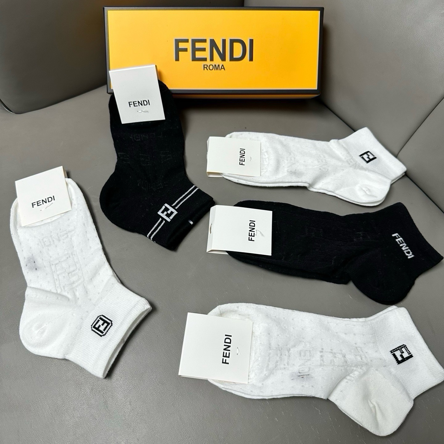 🆕FENDI · 芬迪❗️FF新品女款袜子❗️【一盒五双】提花经典的双F标志，纯棉材质制造，透气舒适，超级nice❗️超