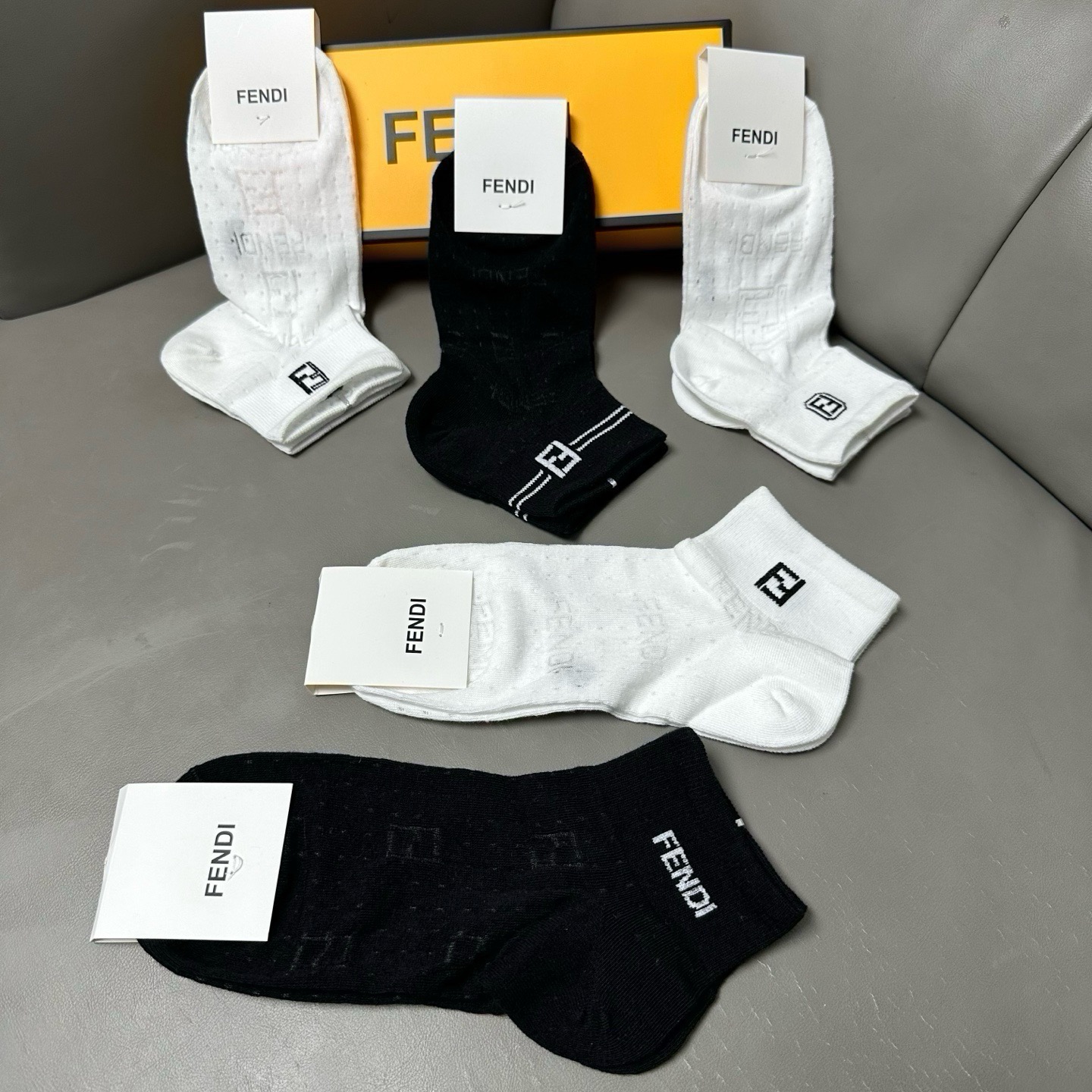 🆕FENDI · 芬迪❗️FF新品女款袜子❗️【一盒五双】提花经典的双F标志，纯棉材质制造，透气舒适，超级nice❗️超