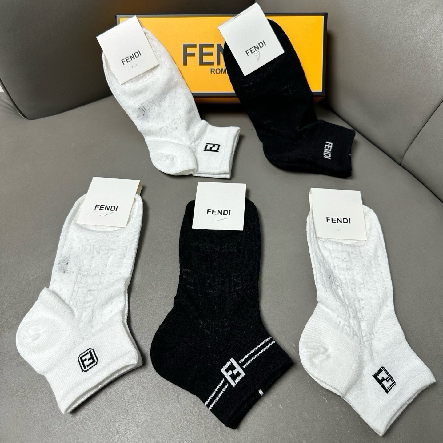 🆕FENDI · 芬迪❗️FF新品女款袜子❗️【一盒五双】提花经典的双F标志，纯棉材质制造，透气舒适，超级nice❗️超